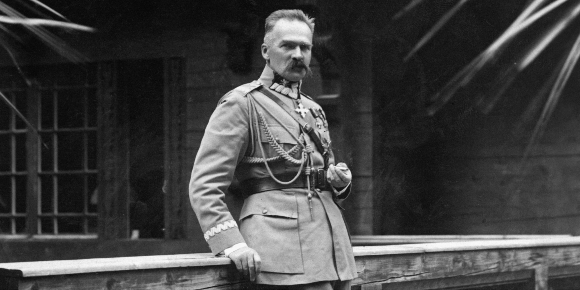 Маршал Юзеф Пілсудський на балконі у Варшаві невдовзі після Травневого перевороту, кінець травня 1926 року (Фото: Bettmann / Getty Images)