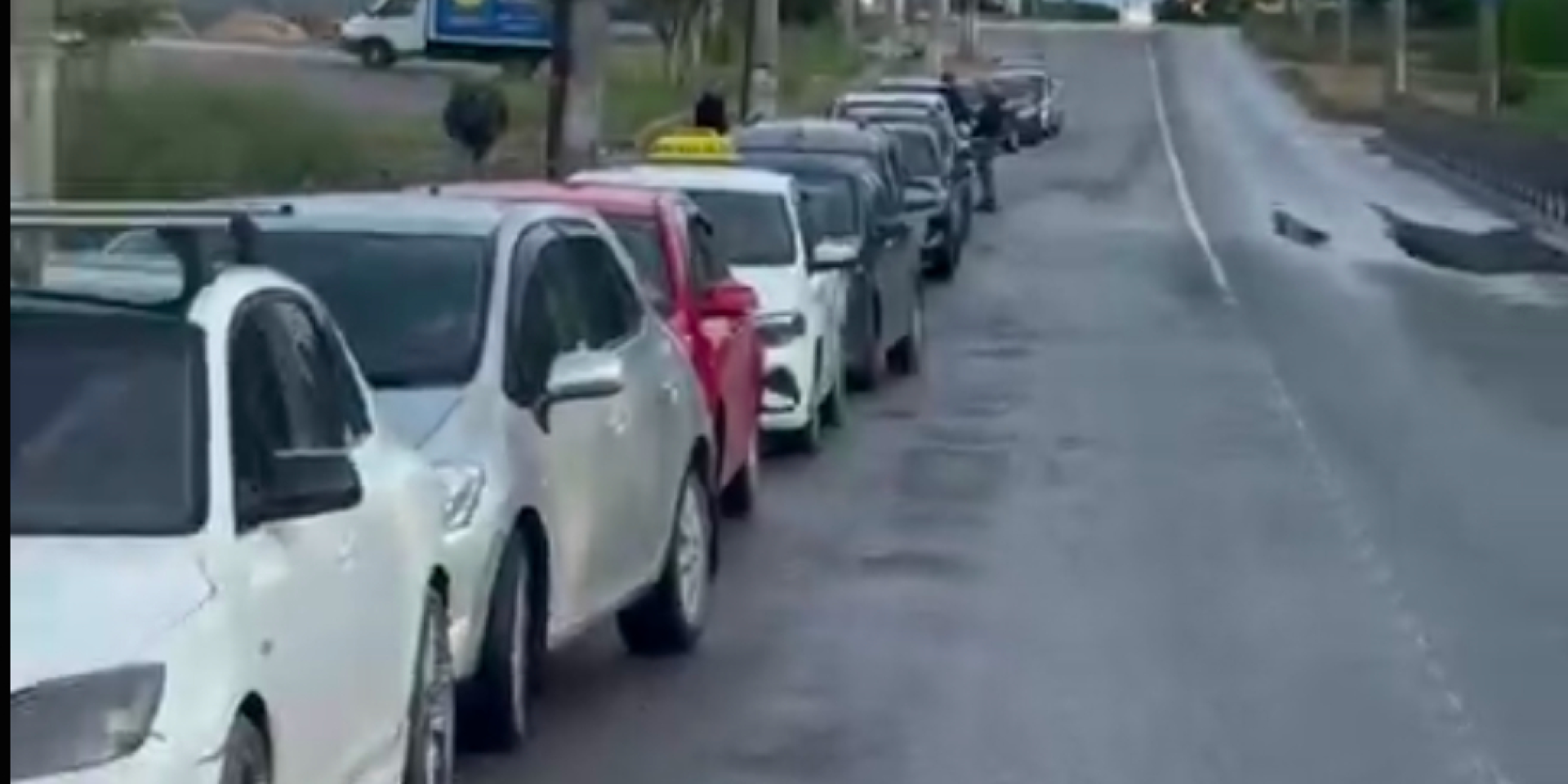 Dozens of cars are waiting in line for gasoline (Photo: Video screenshot / Crimean Wind)
