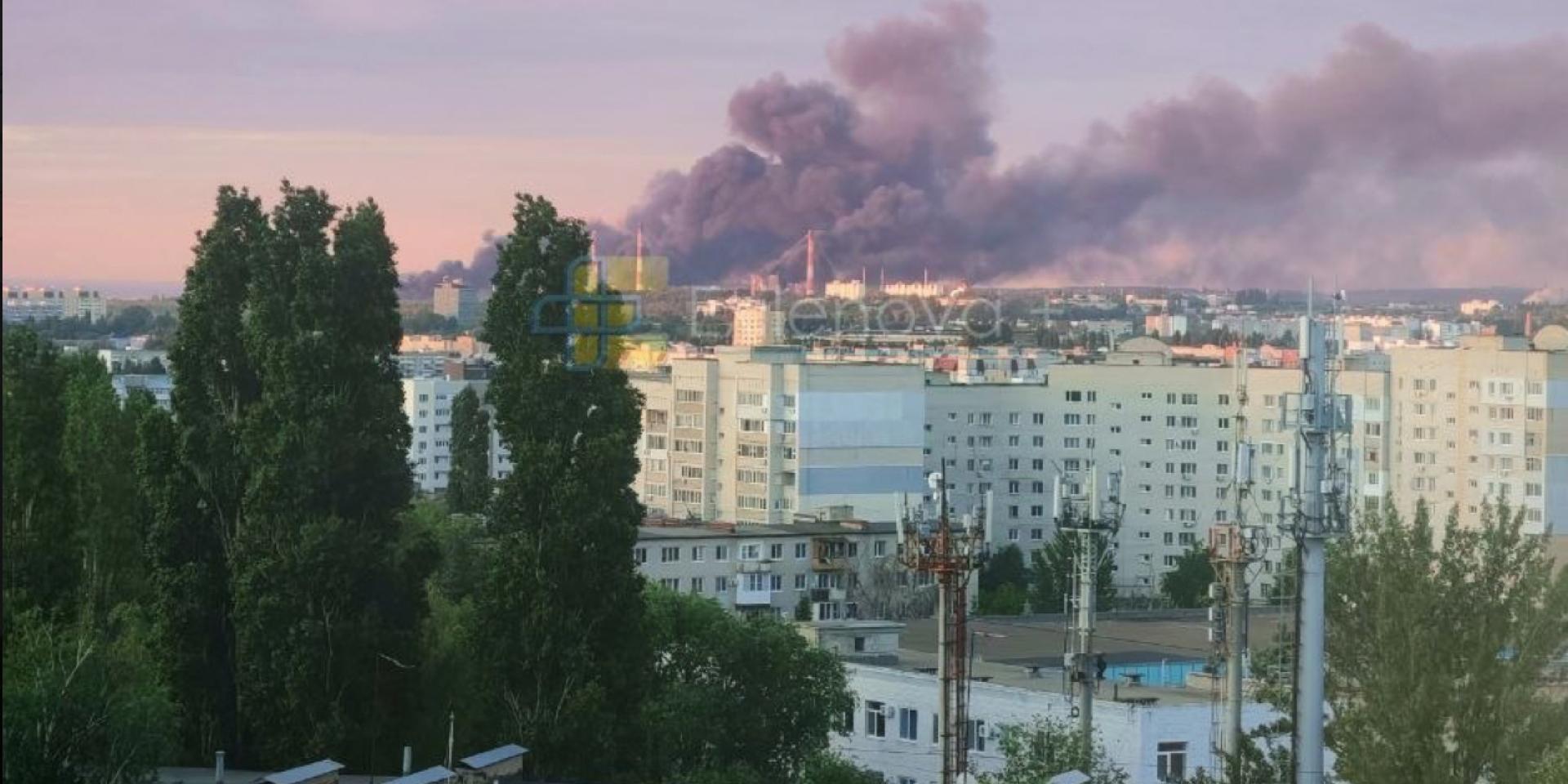 «700 кілометрів від лінії фронту». Зеленський прокоментував новий удар по НПЗ у російському Саратові
