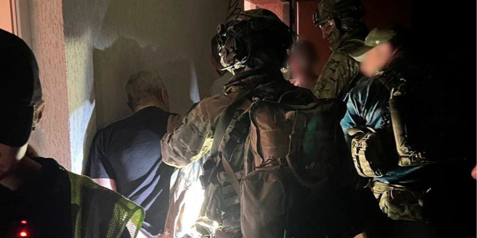 В Оболонском районе Киева мужчина трижды выстрелил в сторону другого водителя и ранил его в живот — полиция