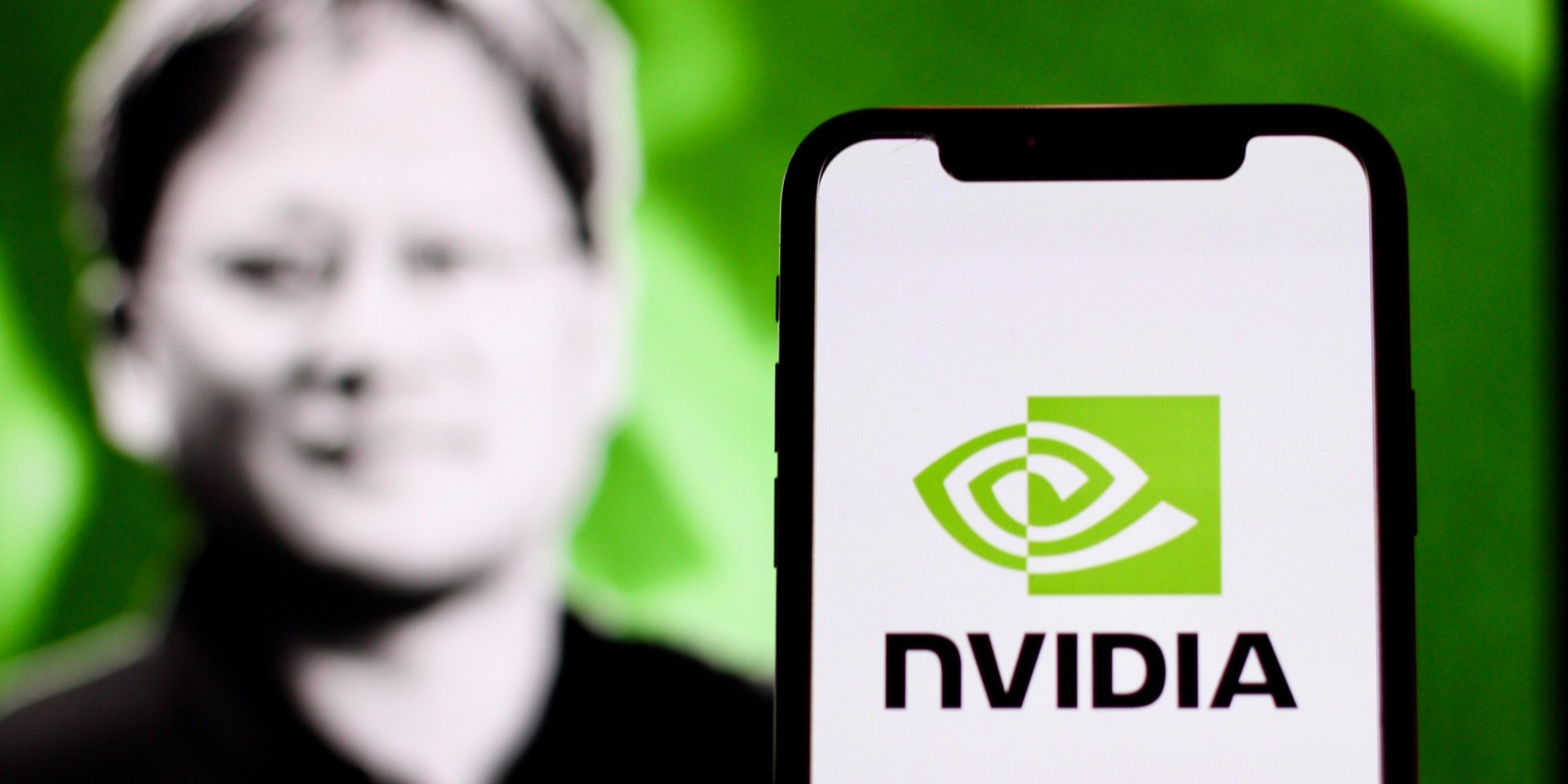 Лого Nvidia. На фоні — її очільник Дженсен Хуанг (Фото: Depositphotos)