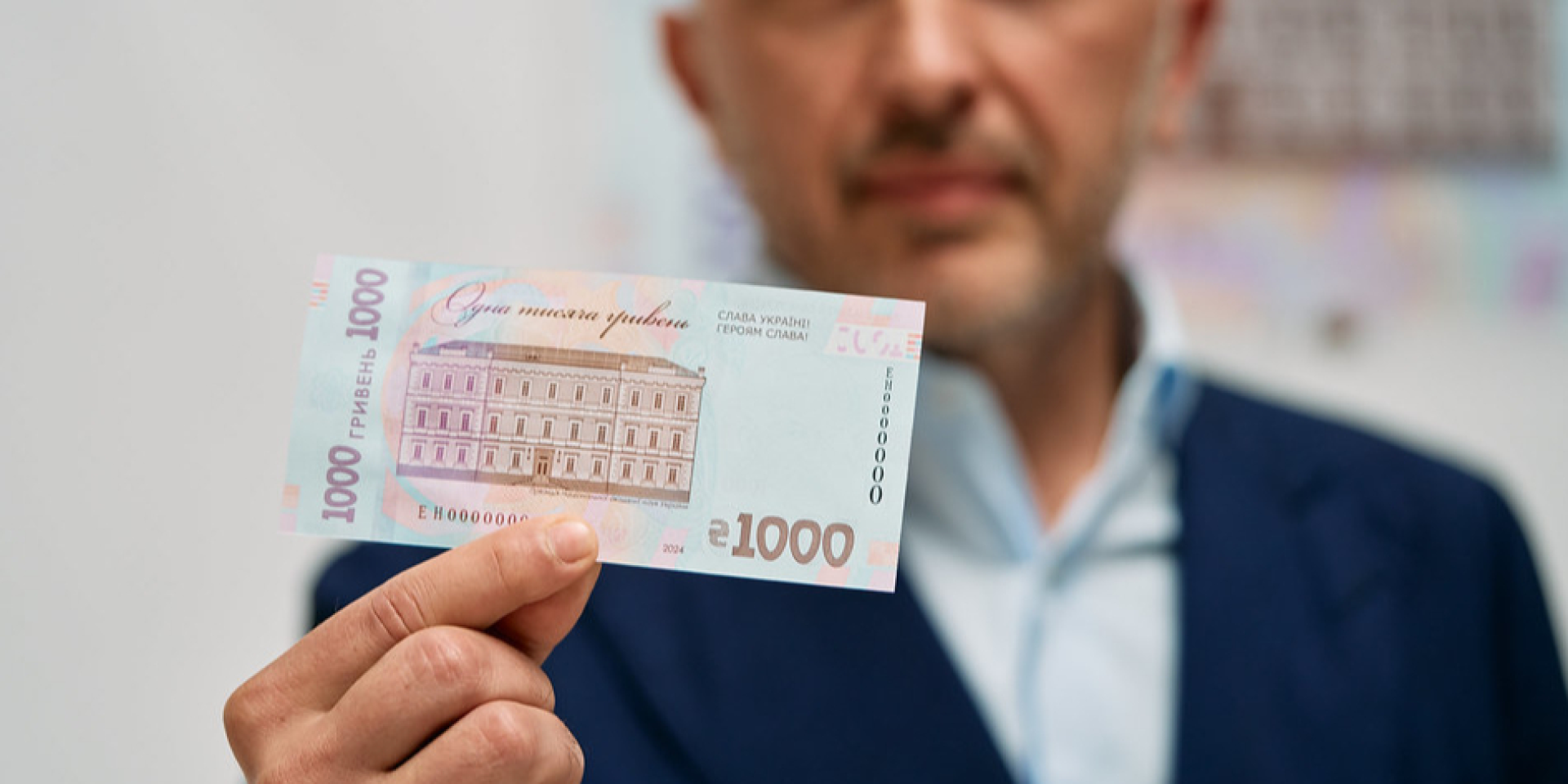 Зростання доходів стимулює людей більше витрачати на споживчі товари, імпорт і закордонні подорожі, особливо в літній сезон. Значна частина цих вільних грошей перетікає саме в попит на валютну готівку (Фото: НБУ)
