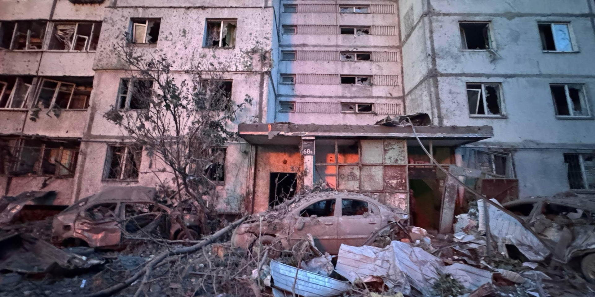 Массированный обстрел Киева. Россияне атаковали восемь районов столицы: трое погибших, 35 пострадавших, повреждены дома — фоторепортаж