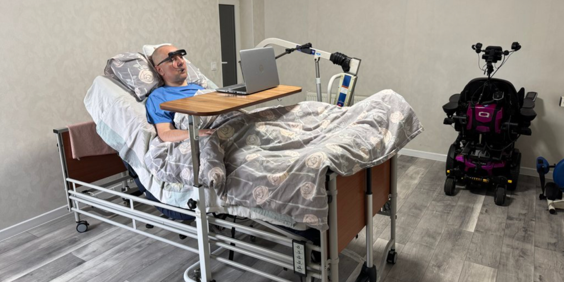 Житель Полтавской области освоил работу с компьютером, несмотря на паралич (Фото: Суспільне Полтава)