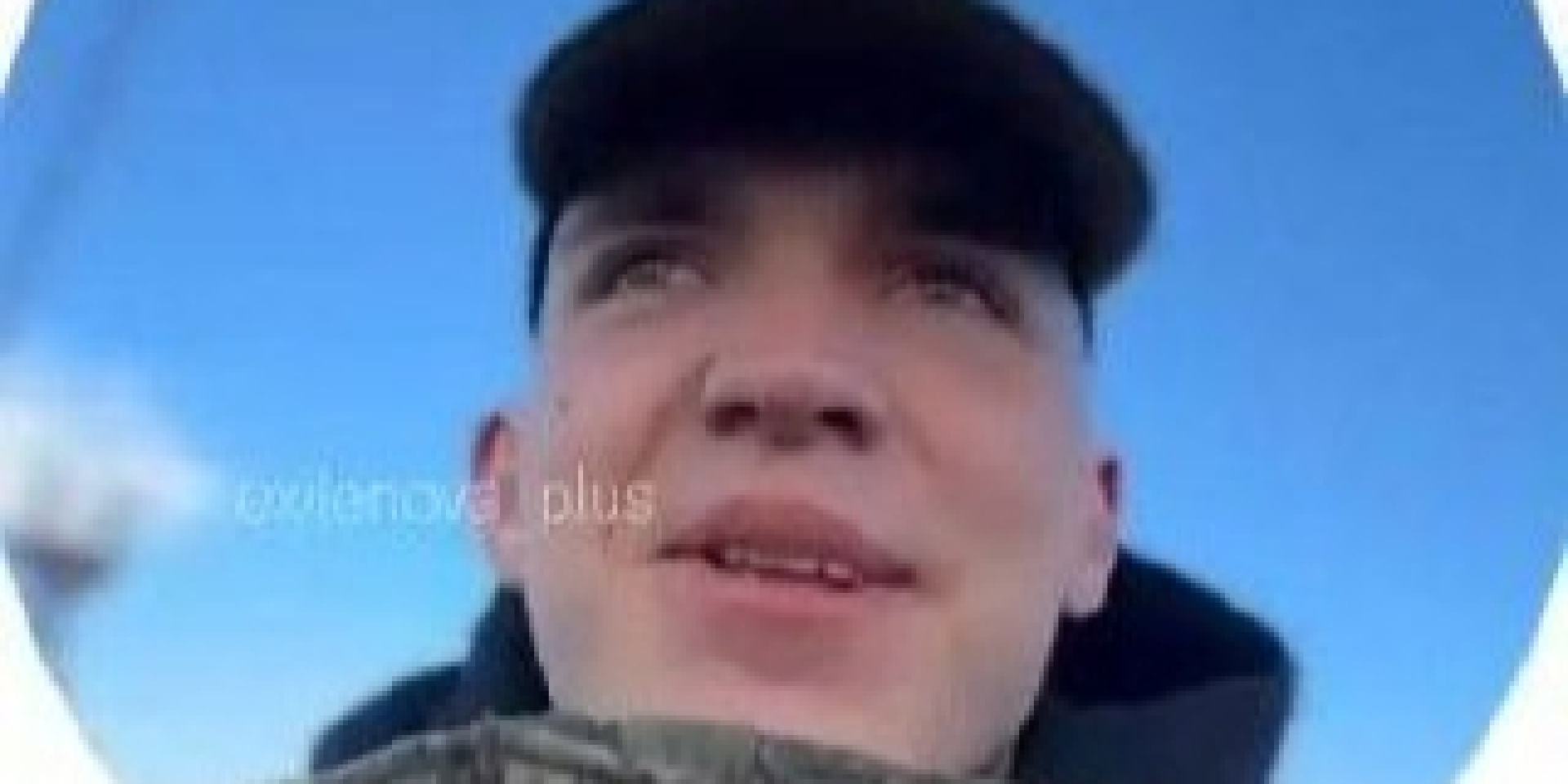 «Сфотографируй меня на фоне огня». Российские военные вместо того, чтобы защищать свой город, устраивают фотосессии и с восторгом наблюдают за «фейерверками»