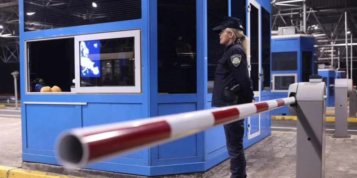 Не пускать в Европу туристов из РФ: Польша и еще 10 стран требуют запретить выдачу шенгенских виз россиянам — СМИ