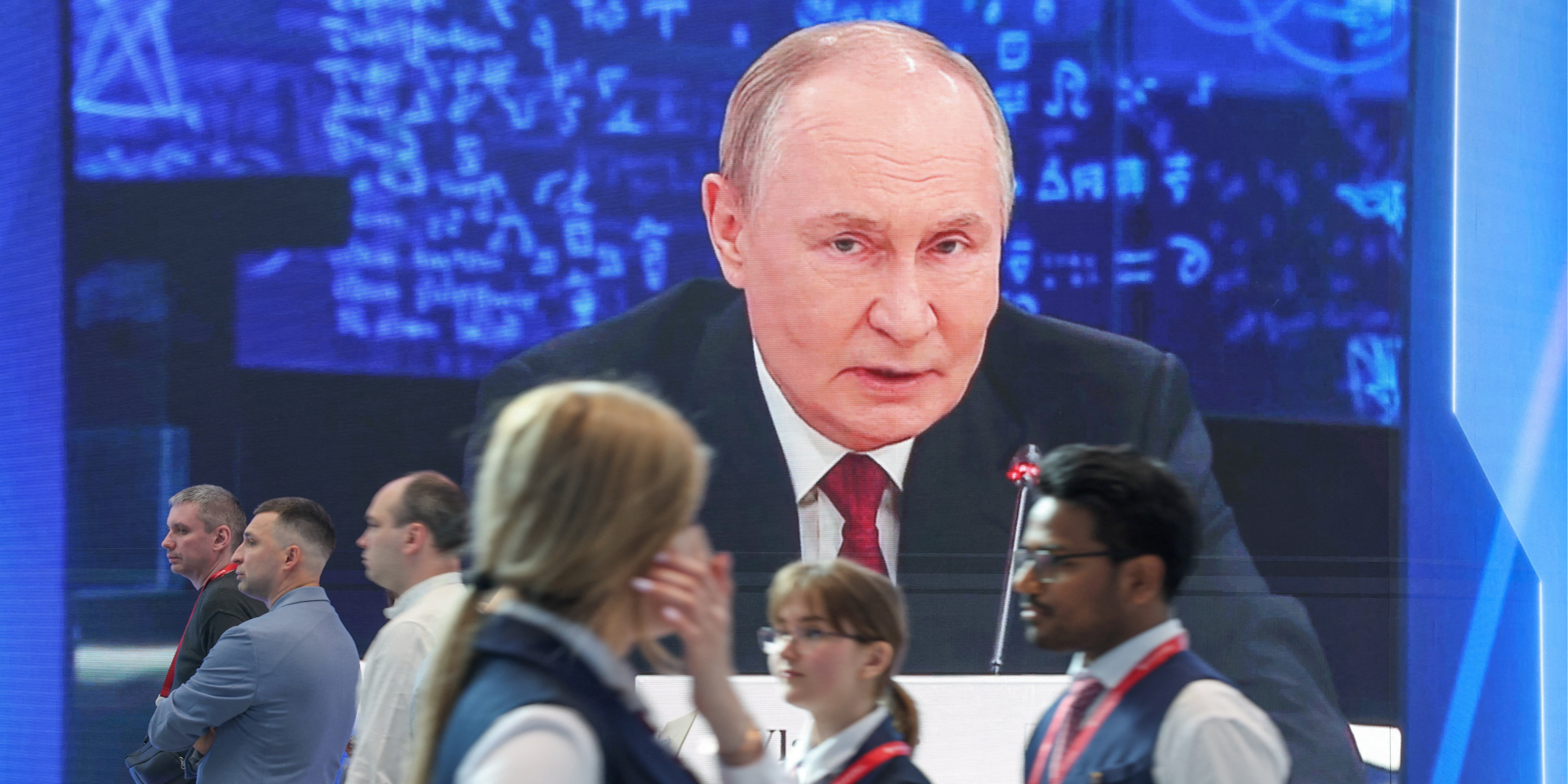 «Это страшная вещь». Журналист-расследователь рассказал, почему Путин оторван от реальности и от каких «папочек» зависит