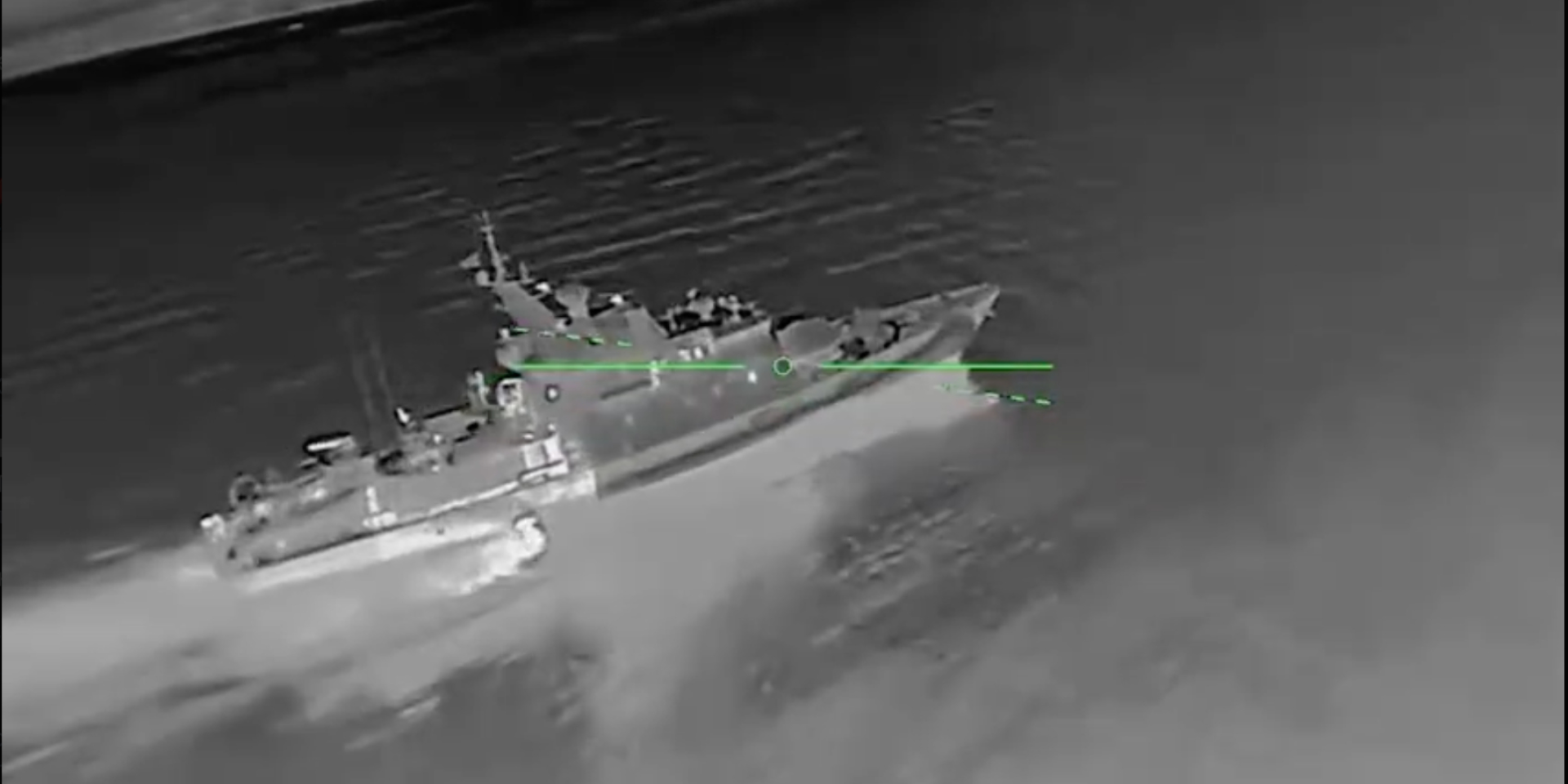 Українські дрони уразили російський прикордонний сторожовий корабель класу Світляк у Криму — відео