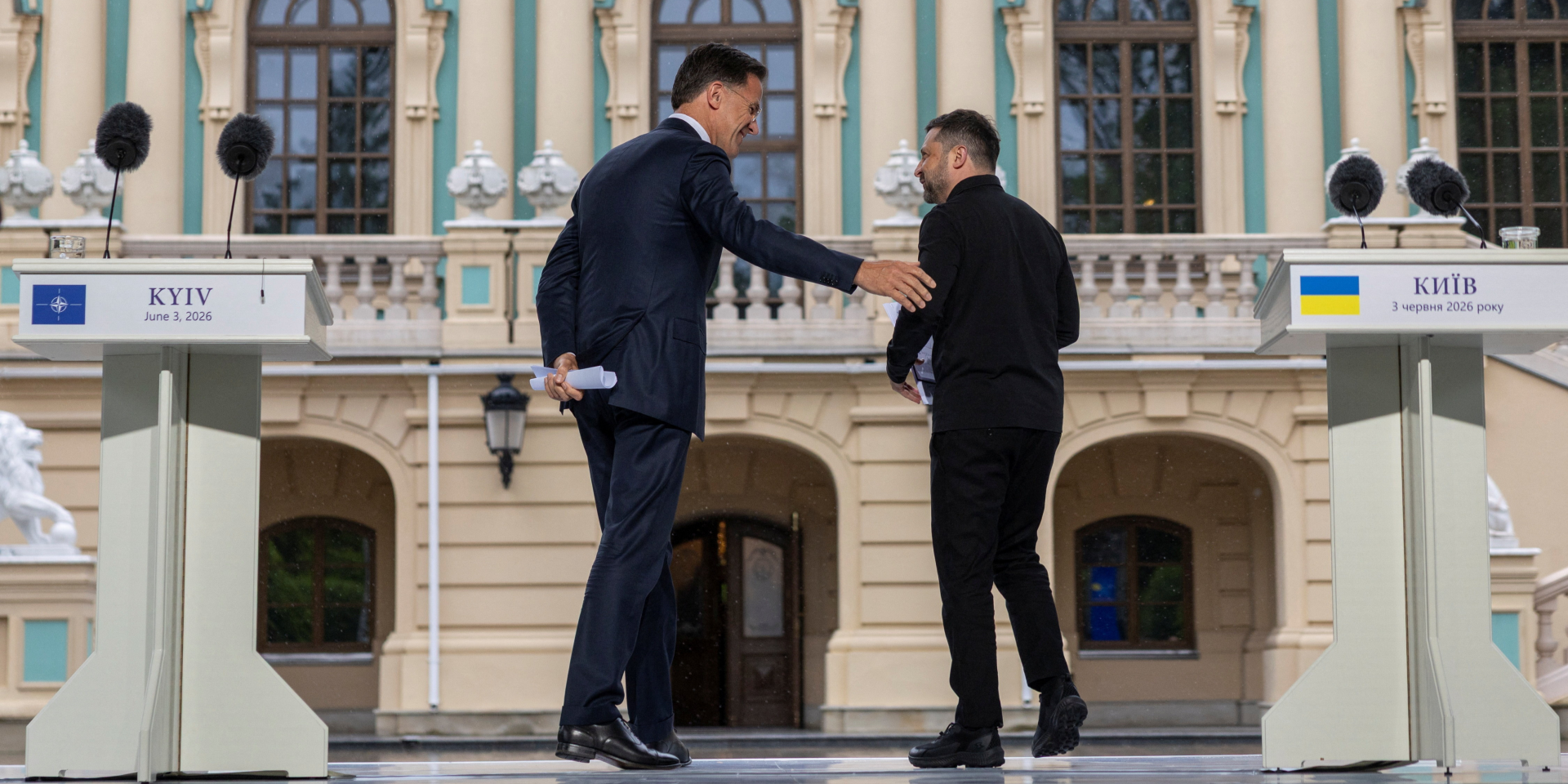 Генеральный секретарь НАТО на встрече с президентом Украины Владимиром Зеленским в Киеве 3 июня (Фото: REUTERS/Thomas Peter)