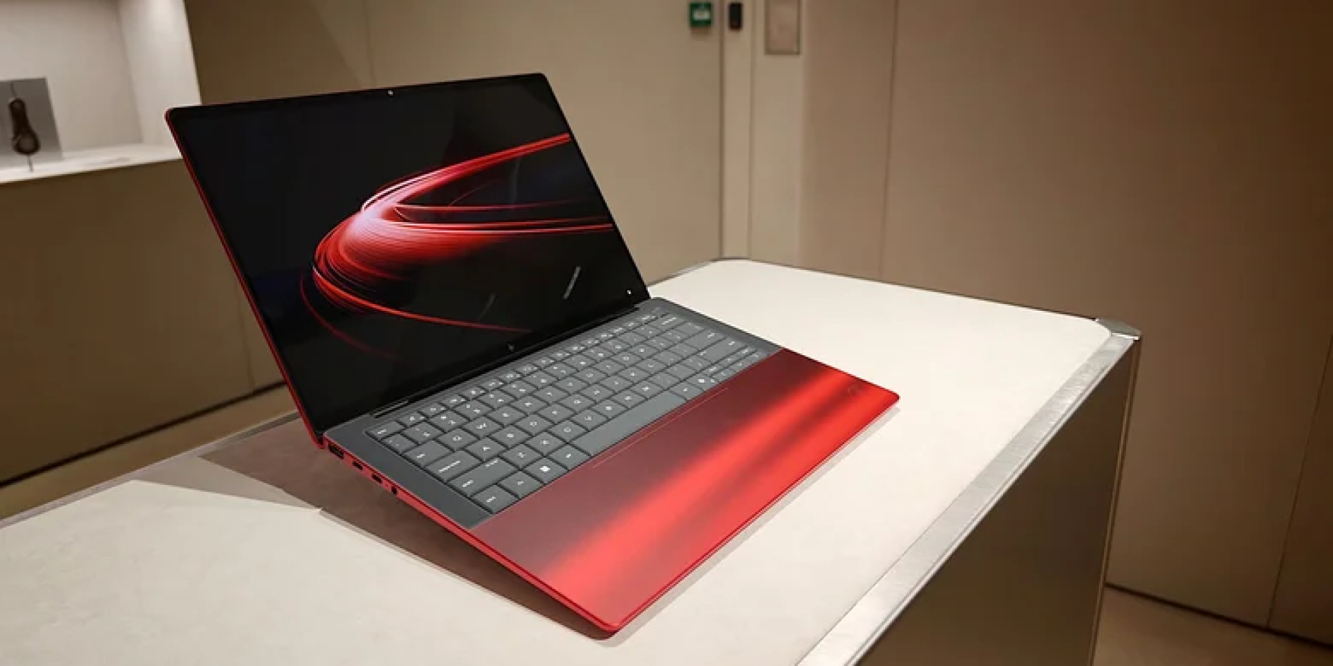 Ноутбук оснащений процесором Intel Core Ultra X7 (Фото: Mat Smith for Engadget)