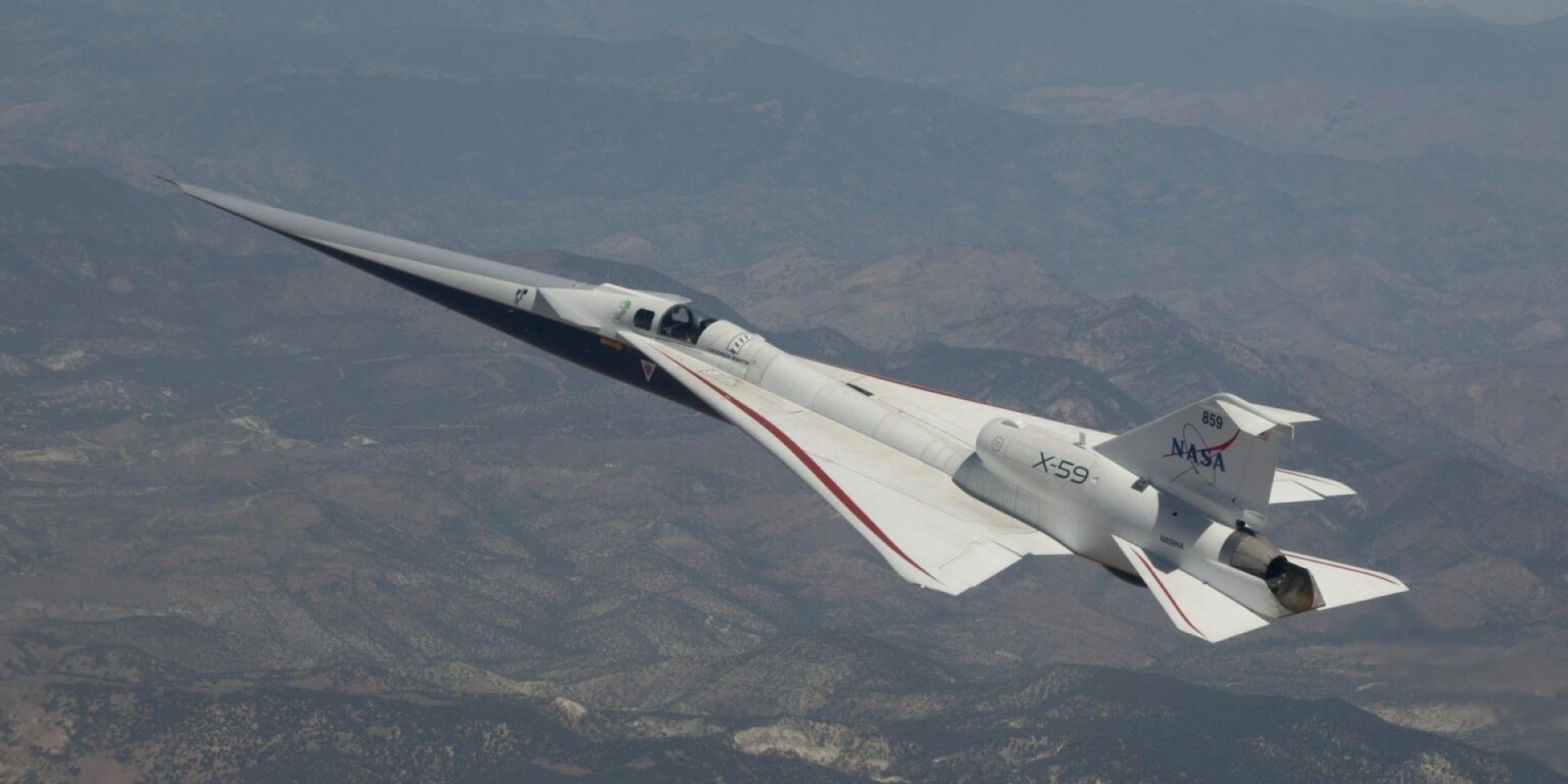 Безшумний надзвуковий дослідницький літак NASA X-59 пролітає над горами поблизу Дослідницького центру польотів імені Армстронга NASA в Едвардсі, Каліфорнія (Фото: NASA/Jim Ross)