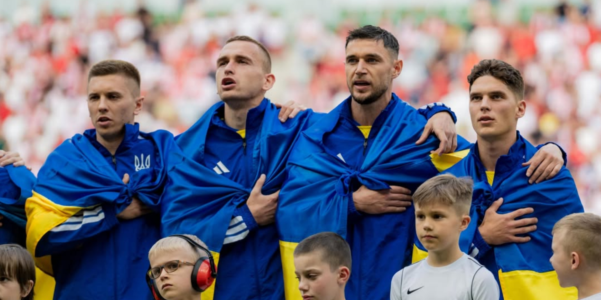 Александр Романчук (второй слева) дебютировал за сборную Украины (Фото: instagram.com/oleksandrromanchuk74)