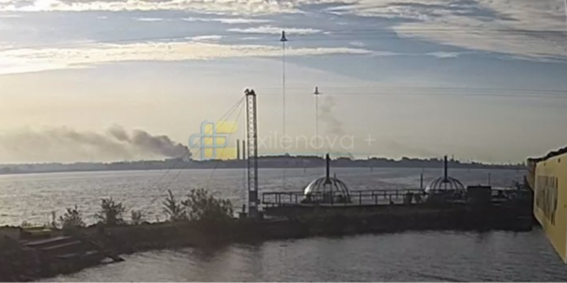 В России заявили о масштабной атаке БпЛА на Санкт-Петербург, в районе Кронштадтского морского завода возник пожар