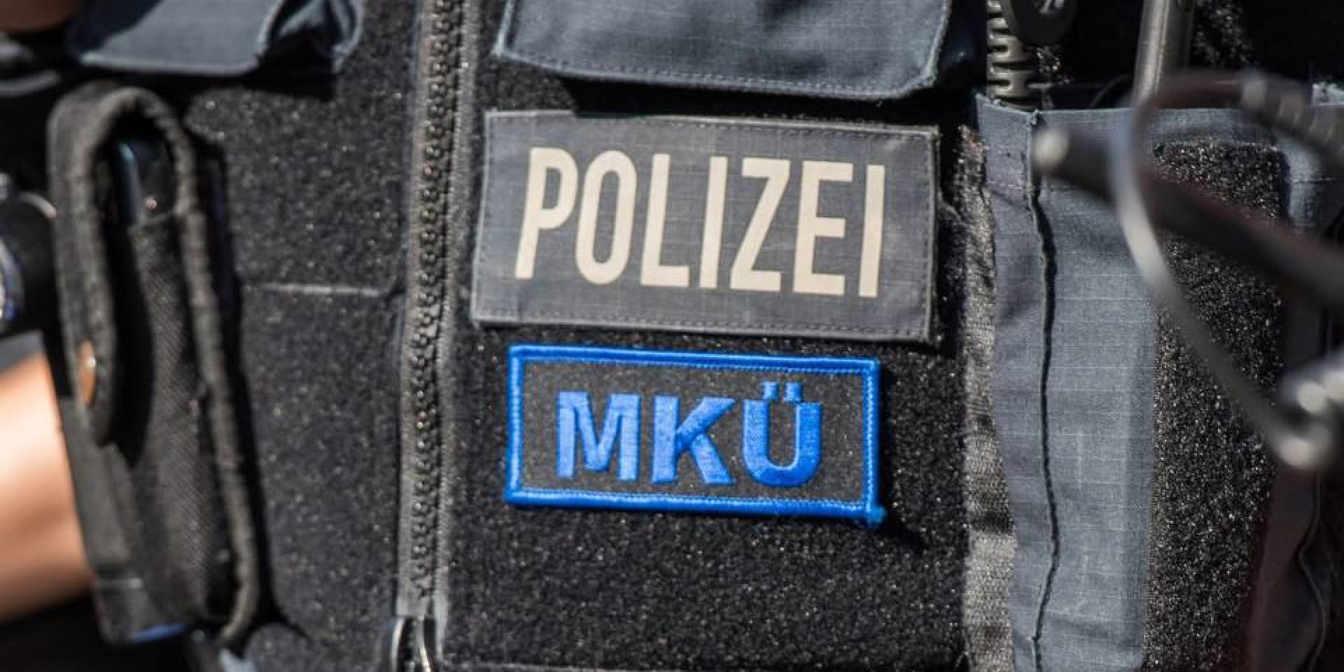 В Германии двое мужчин выдавали себя за полицейских на патру