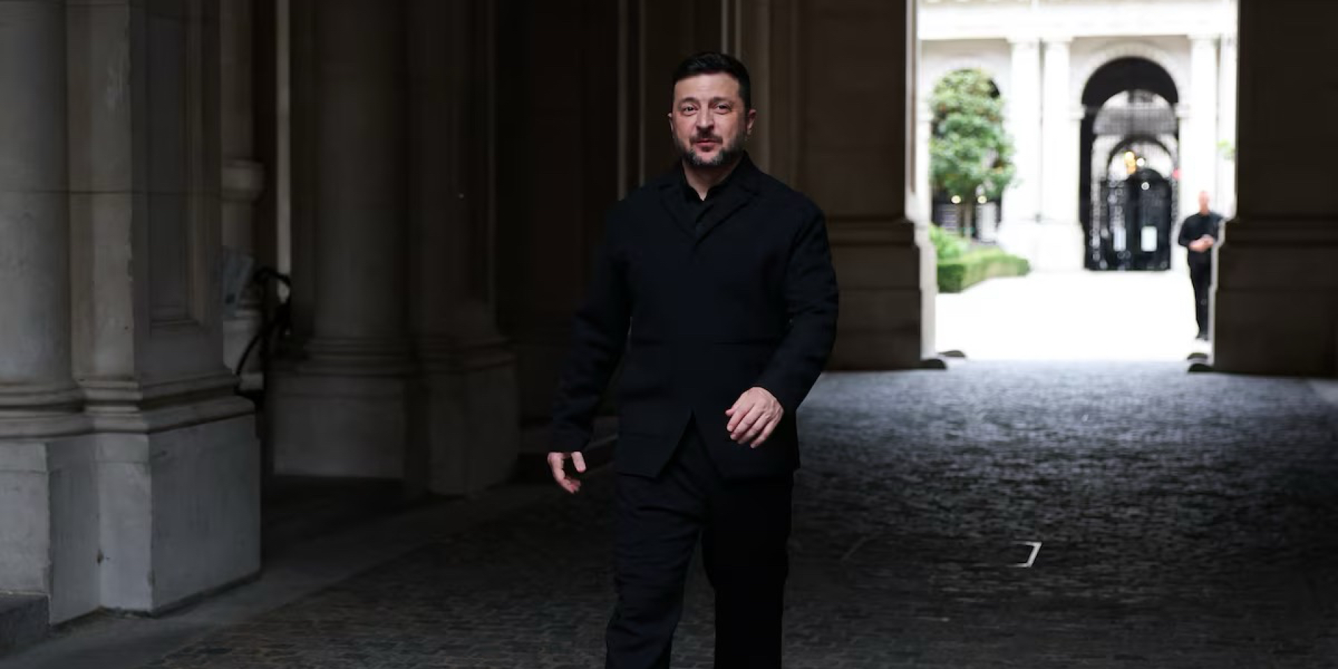 Зеленский заявил Абрамовичу, что не не уступит Донбасс, несм
