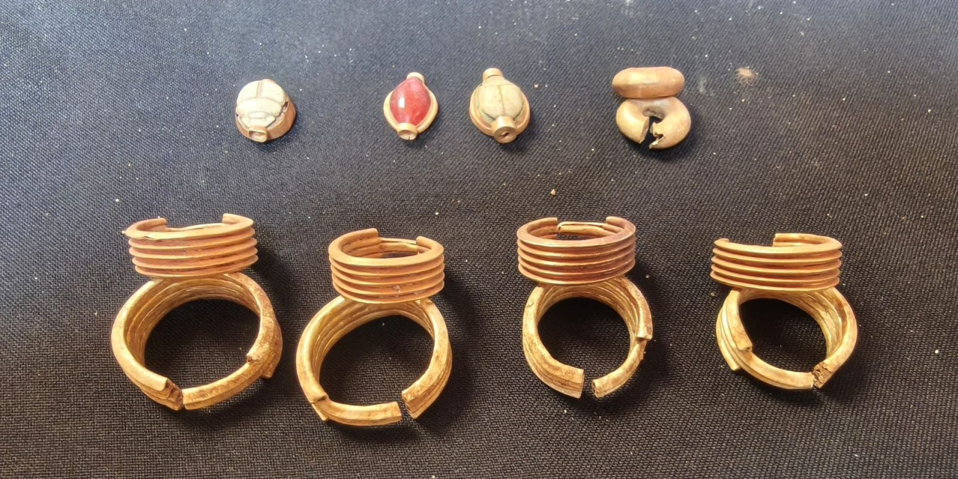 Чотири знайдених кільця, ймовірно, зроблені з золота (Фото: Egyptian Ministry of Tourism and Antiquities)