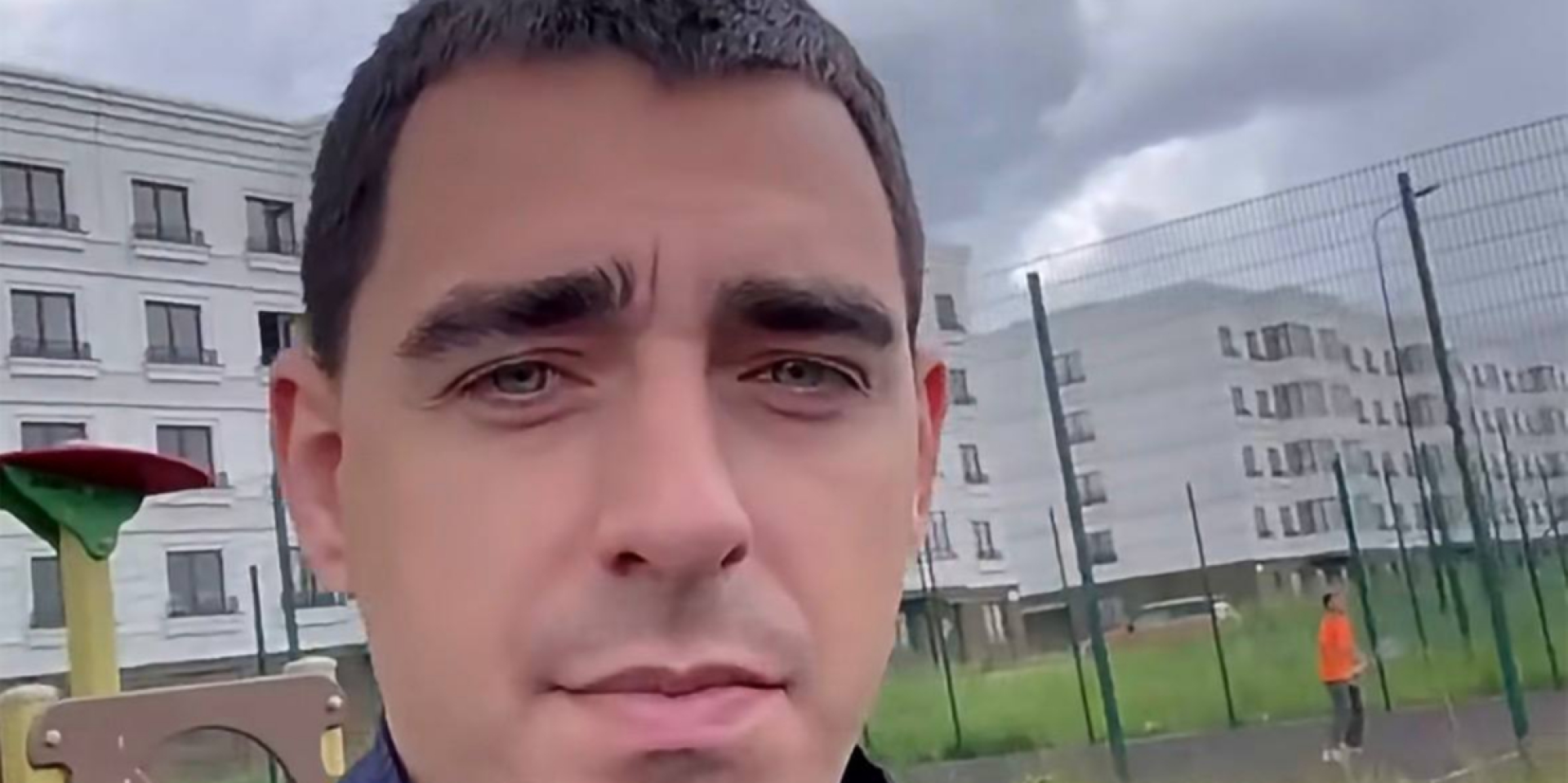 Житель Маріуполя пожалівся на якість новозбудованого кварталу (Фото: Росджерела/Денис Казанський/Facebokk/Скриншот)