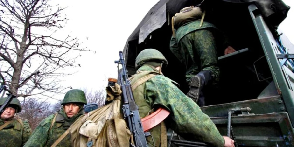 Росіяни підтвердили власну неспроможність захистити військові вантажівки на трасі, яку довго рекламували (Фото: ГУР)