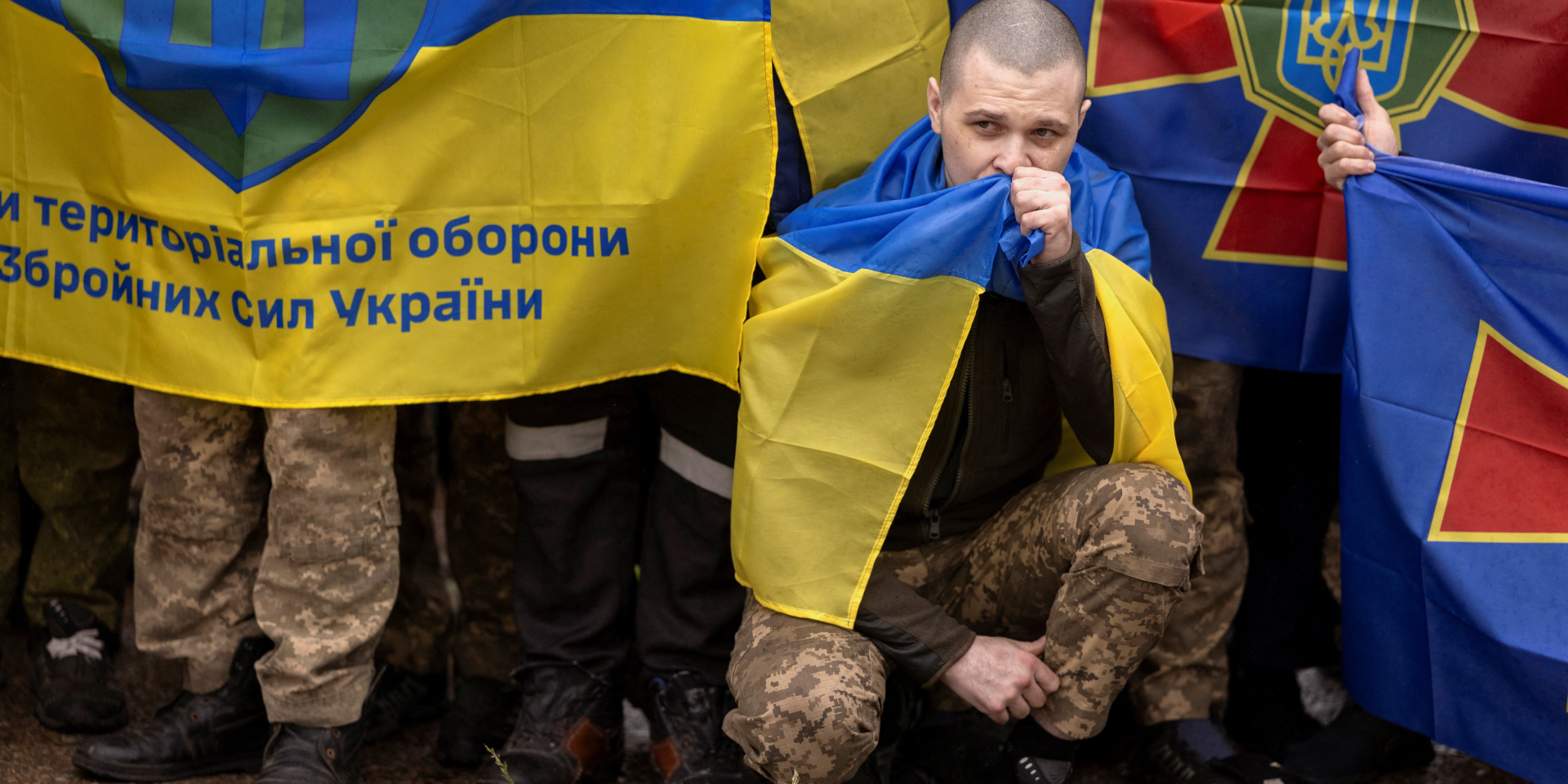 Украинский военнослужащий во время группового фото после обмена военнопленными с Россией 15 мая 2026 года (Фото: REUTERS/Thomas Peter TPX IMAGES OF THE DAY)