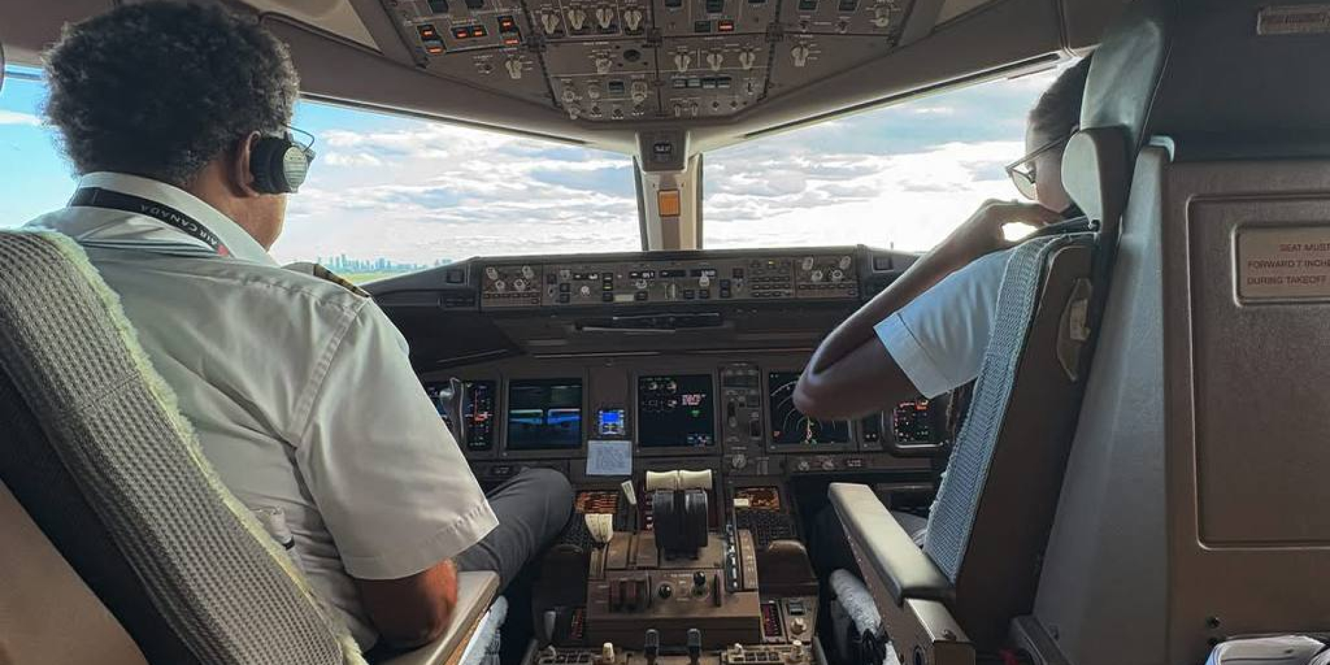 Канадський пілот керував літаком з підробленими документами (Фото: Air Canada/Facebook)
