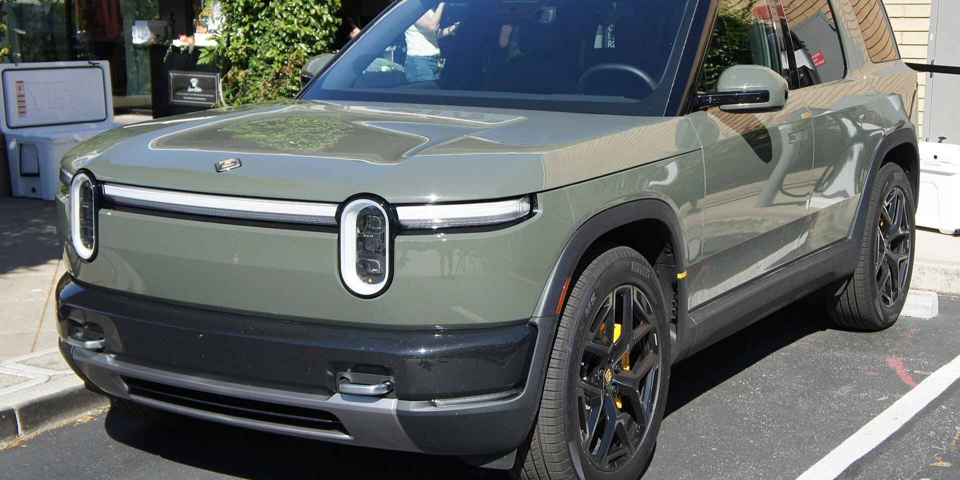 Амбициозные планы. Rivian начинает поставки своего электриче