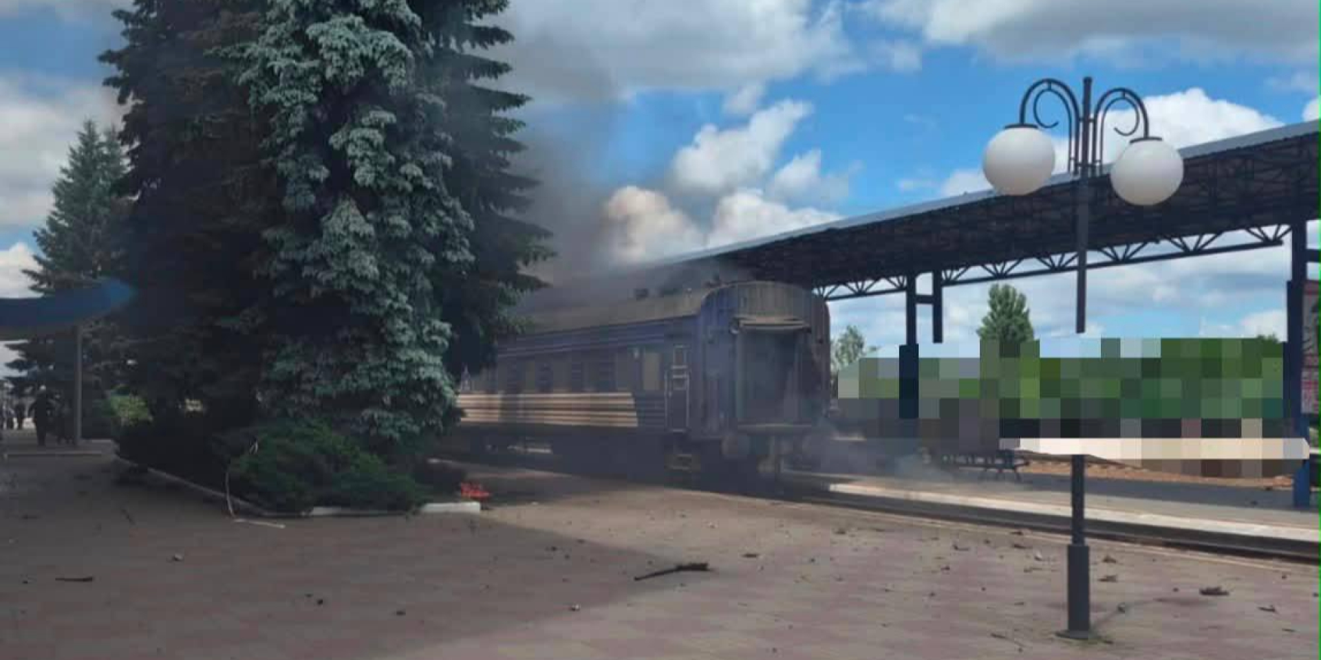 В Сумах оккупанты нанесли удар дроном по вокзалу, обломки уп