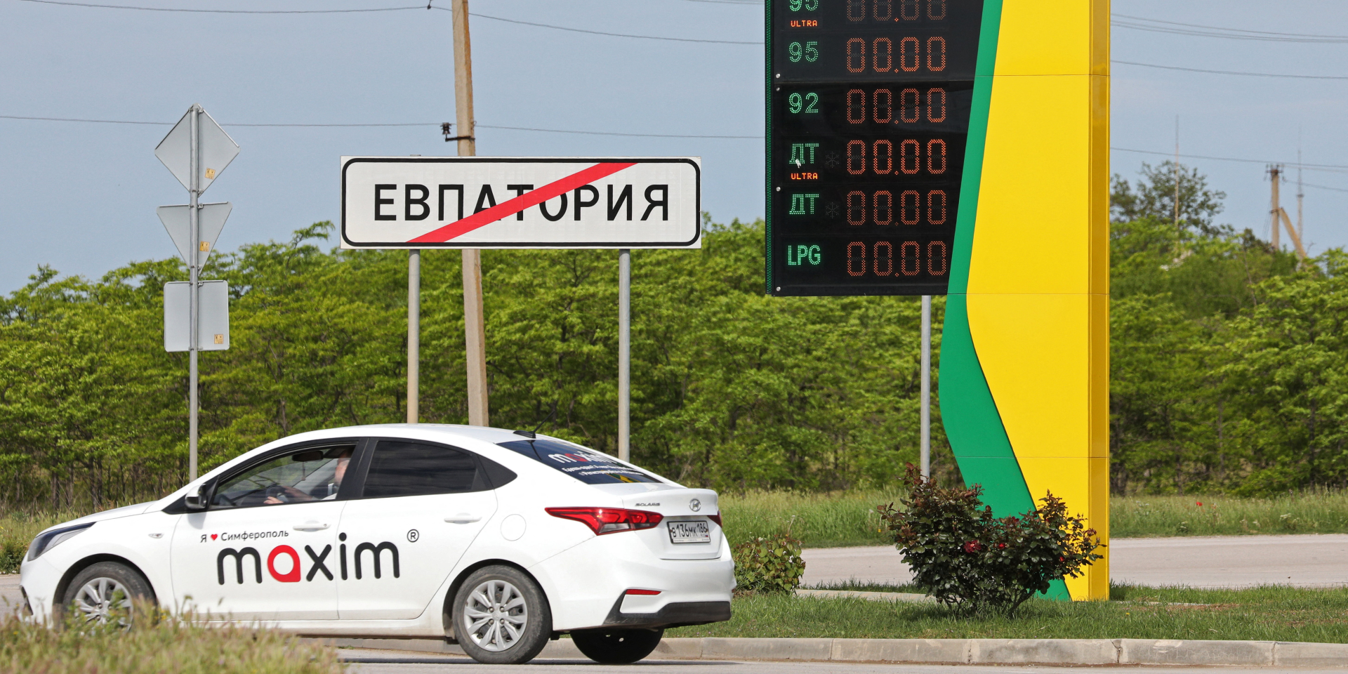 Через нову серію ударів України по&nbsp;ворожій логістиці в&nbsp;Крим на півострові фіксують дефіцит бензину (на&nbsp;фото&nbsp;— АЗС у Євпаторії) (Фото: REUTERS/Alexey Pavlishak)