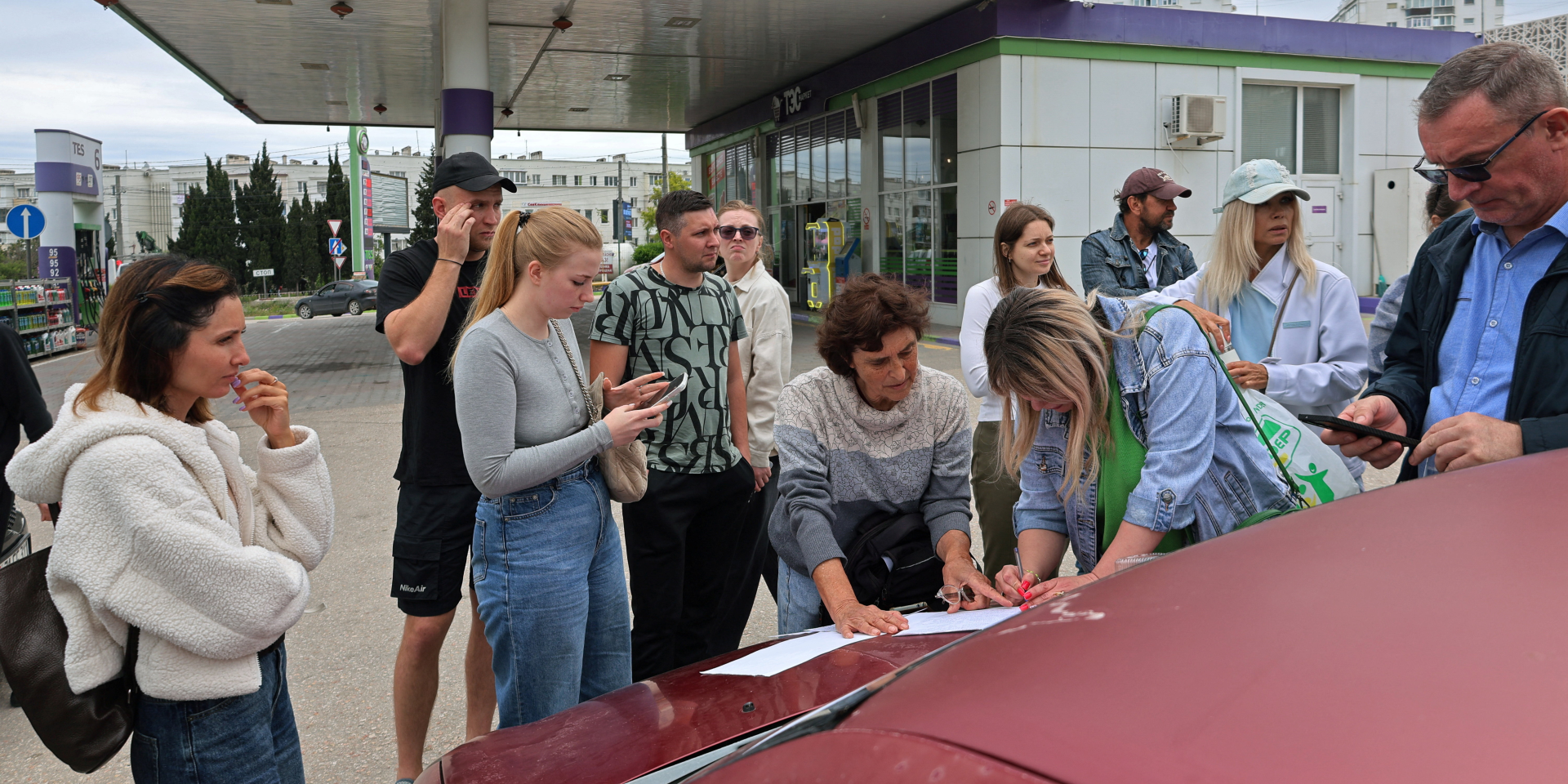 People are signing up for a gas station queue in occupied Sevastopol (Photo: REUTERS/Stringer)