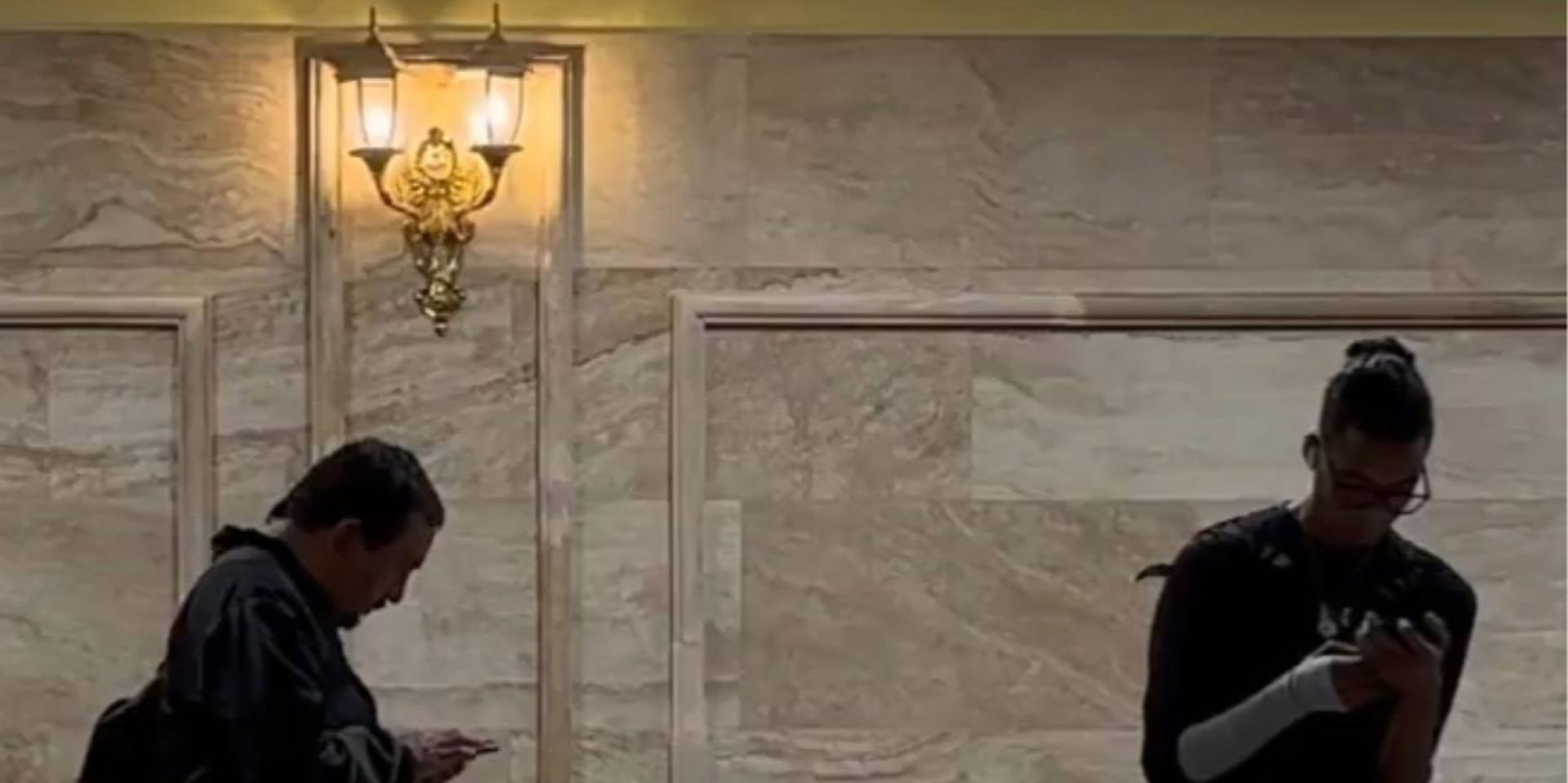 У Мехіко висміяли люстри, які встановили в метро (Фото: Associated Press/X/Скриншот)