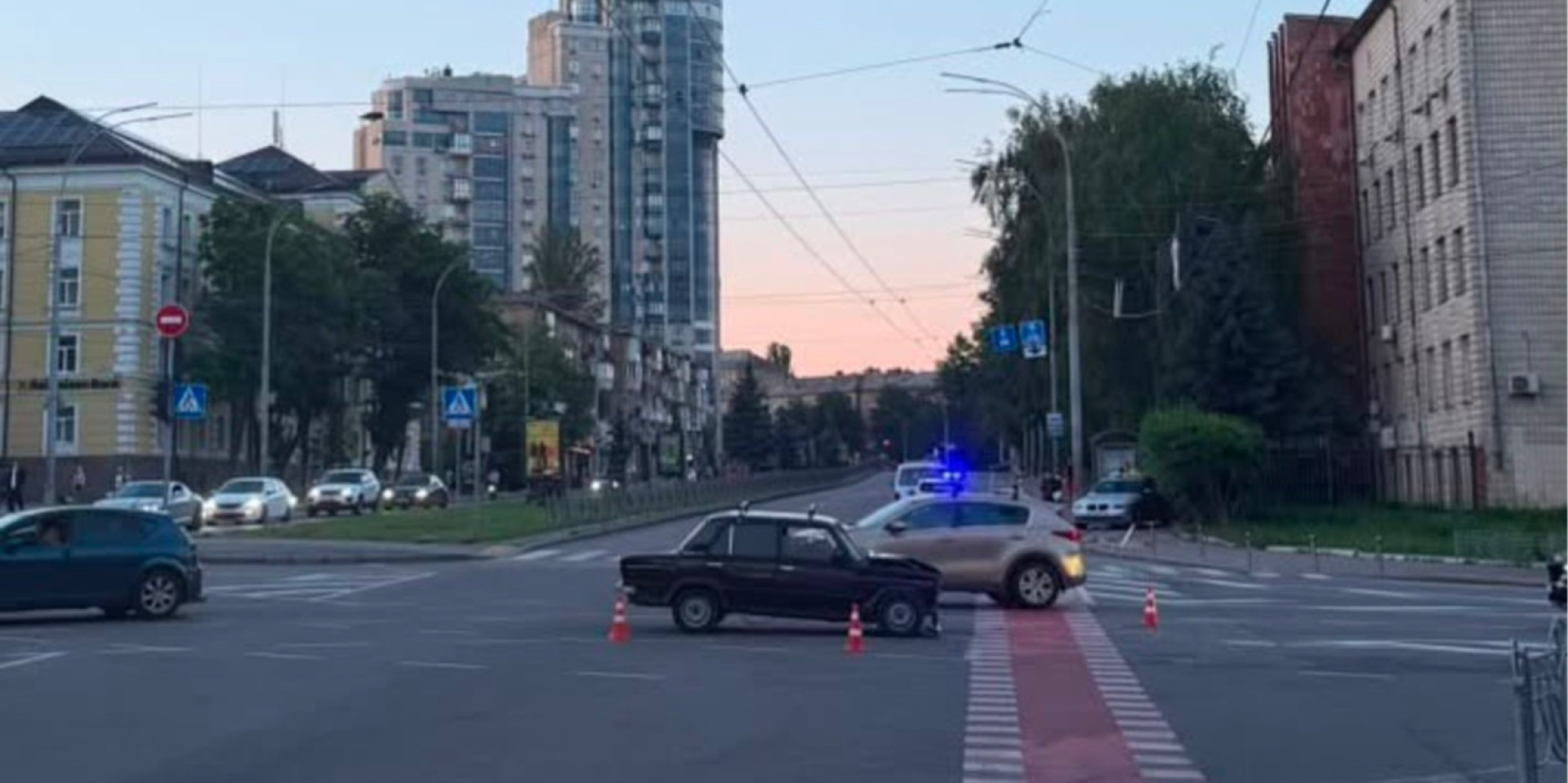 В Киеве на Печерске после столкновения машин погиб пешеход: 