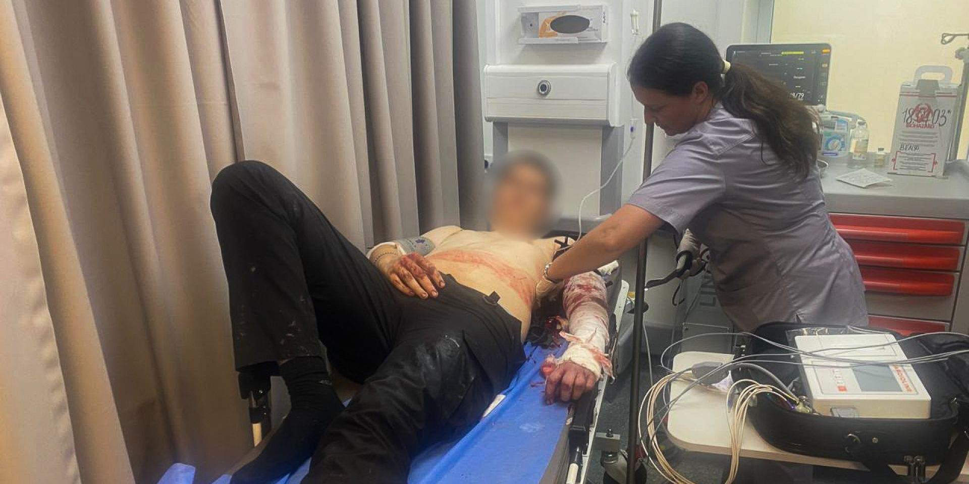 В Запорожье во время обыска мужчина ранил ножом полицейских:
