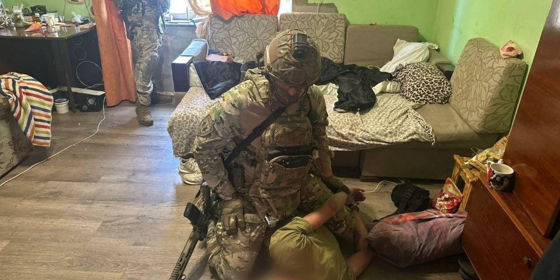 В Ужгороде вооруженный мужчина не выпускал из дома свою семь