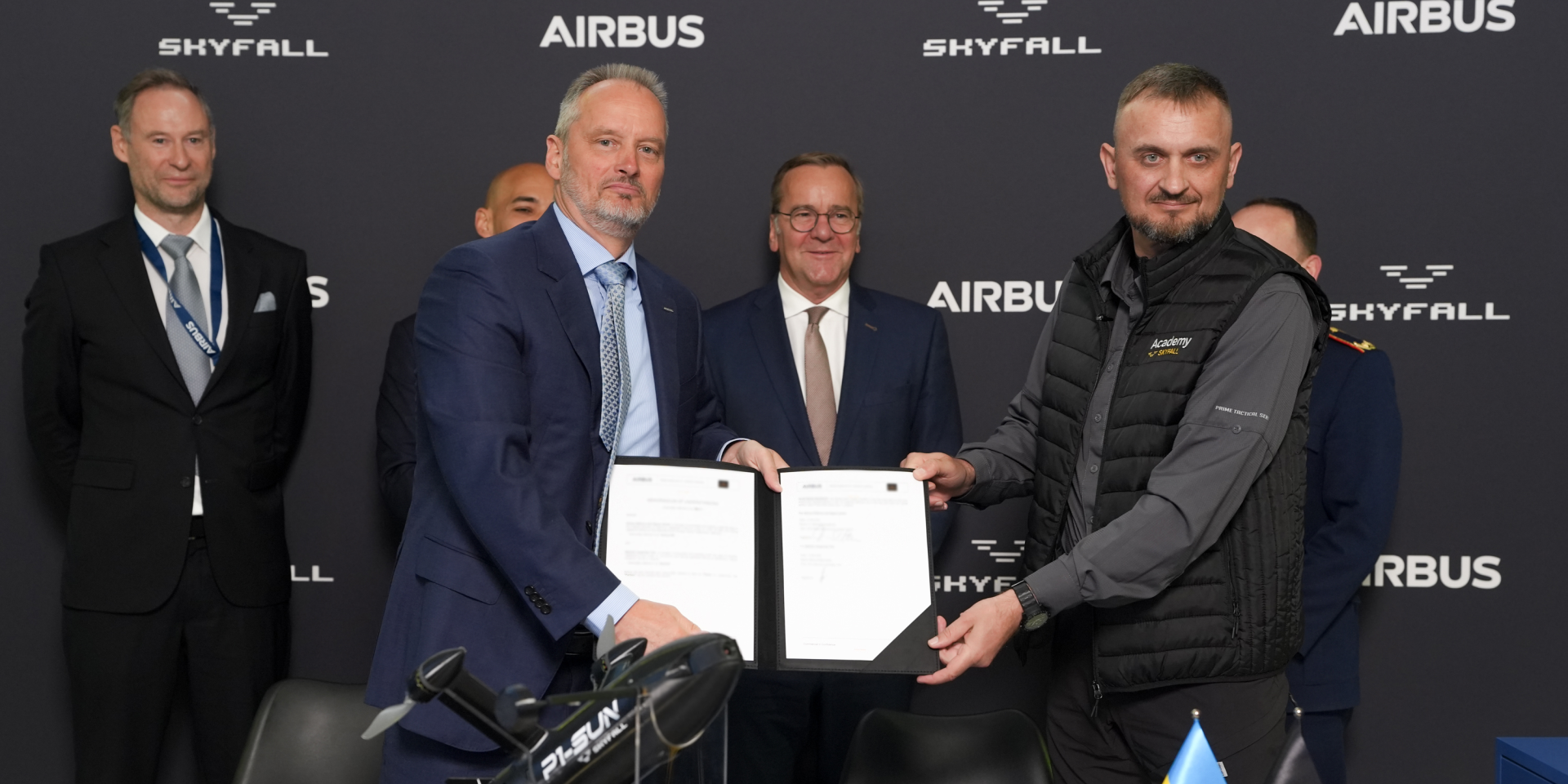Микола Маковєєв, CEO SkyFall та Міхаель Шольхорн, CEO Airbus Defence and Space, підписують меморандум у присутності міністра оборони ФРН Бориса Пісторіуса, Берлін, 12 червня 2026 (Фото: Комунікаційний відділ SkyFall)