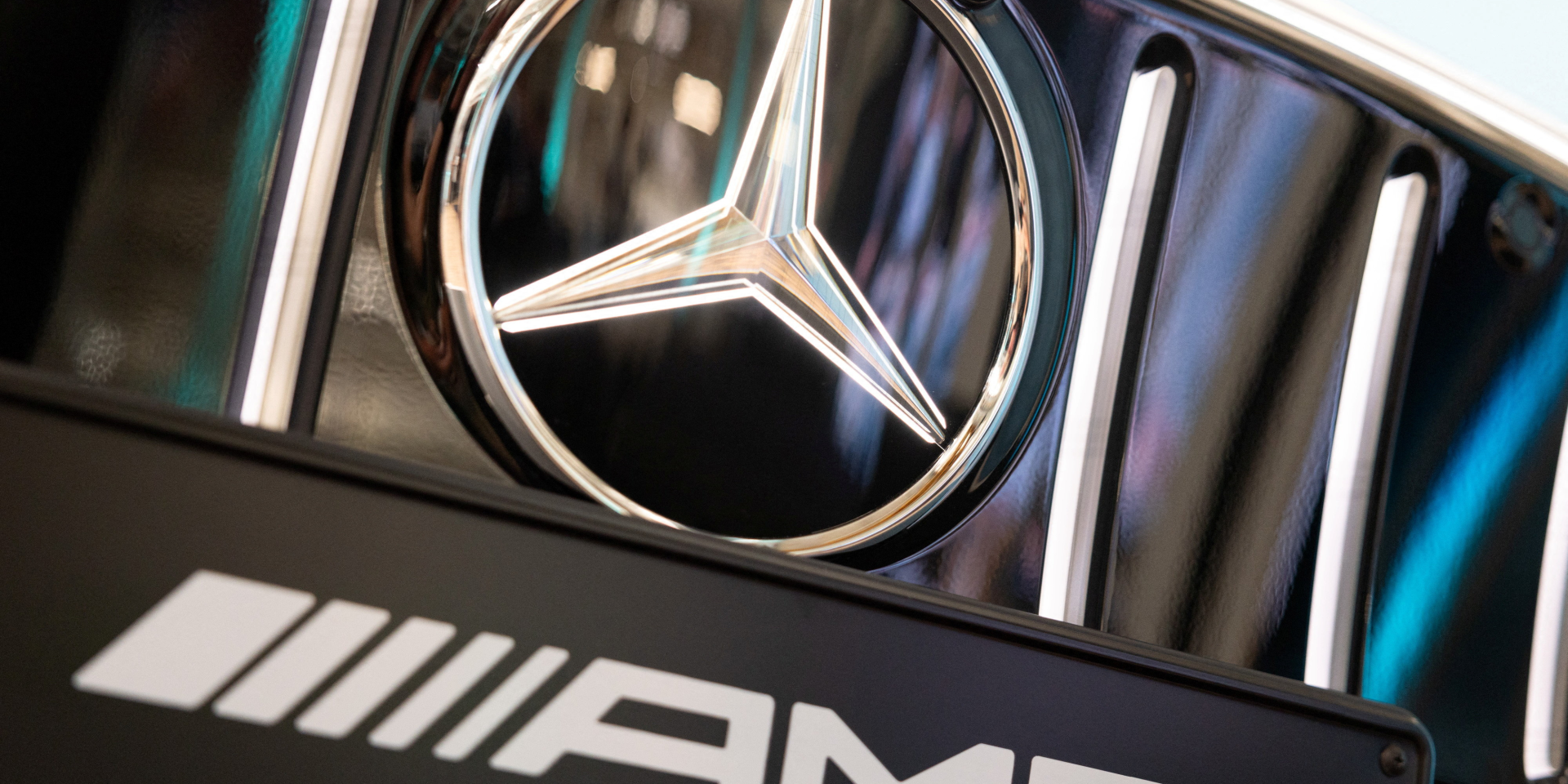 Mercedes-Benz не єдиний автогігант, який рухається в оборонний сектор (Фото: REUTERS/Axel Schmidt)