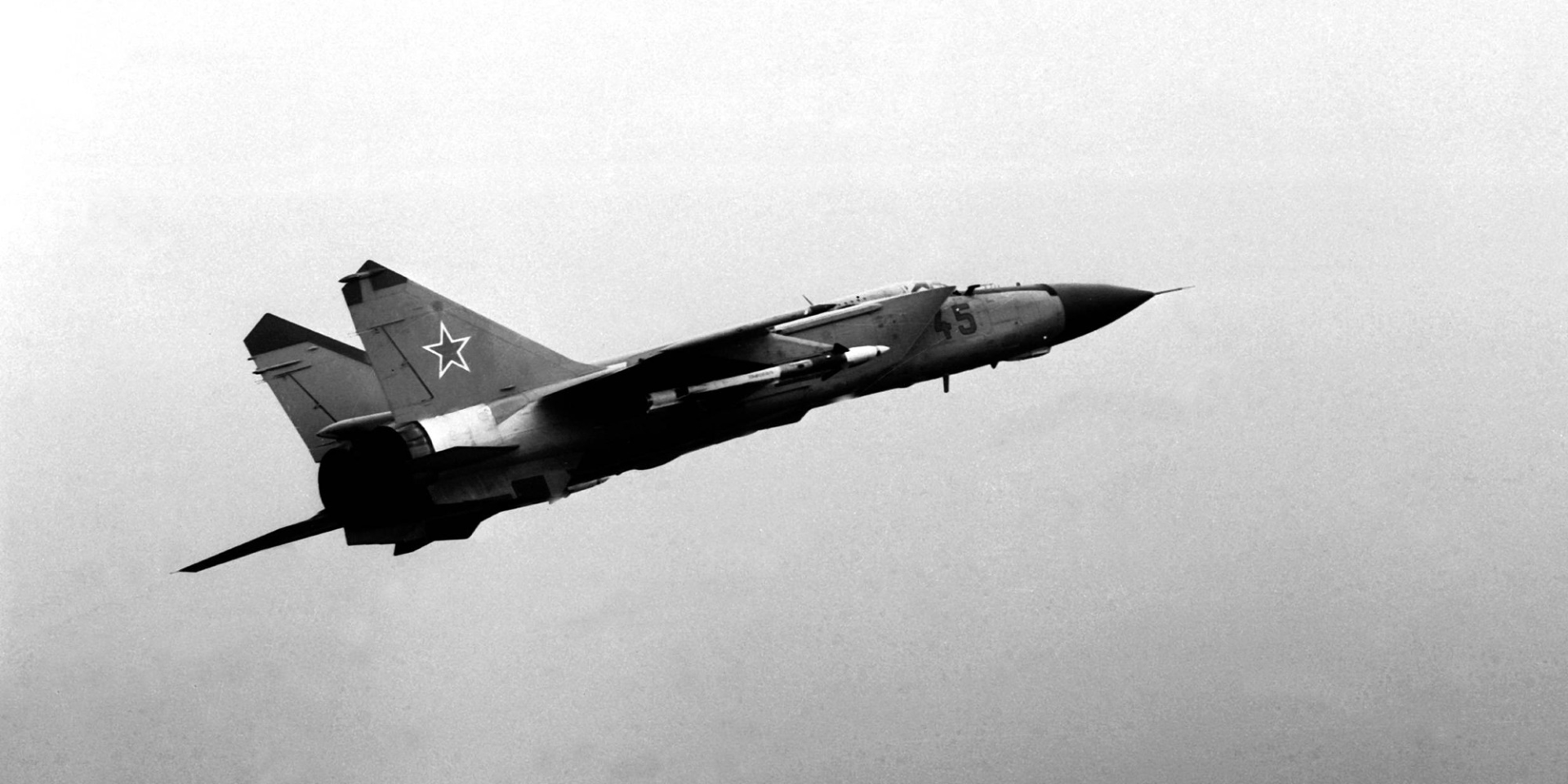 Советский истребитель-перехватчик МиГ-25 (базовая модель для разработки современных ракетных носителей Кинжал МиГ-31К) с ракетами АА-6 Акрид, 1 мая 1985 года (Фото: IMAGO/piemags via Reuters)