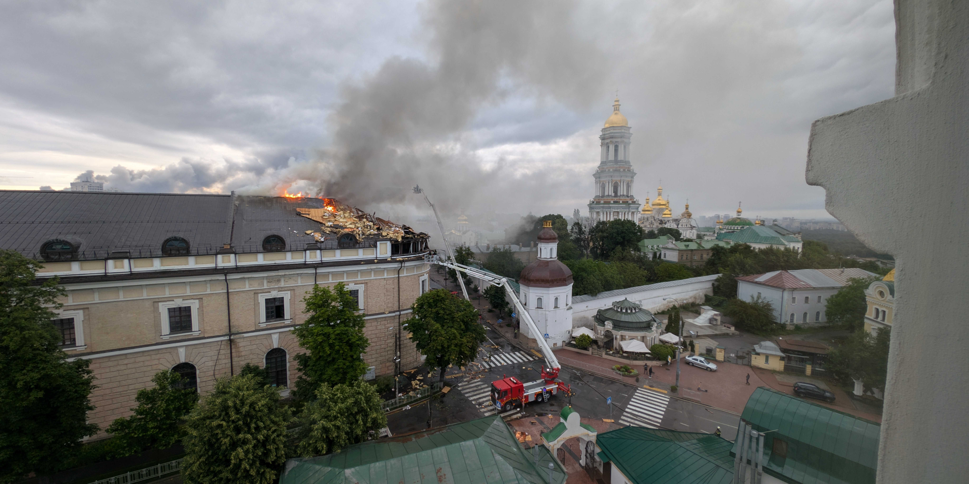 Мистецький арсенал (на передньому плані) та Успенський собор Києво-Печерської Лаври — головні цілі атаки росіян 15 червня 2026 (Фото: Сергій Окунєв / NV)