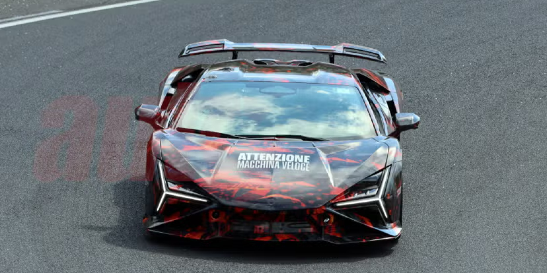 Шпигунський знімок прототипу Lamborghini Revuelto SV 2027 року (Фото: SH Proshots/Autoblog)