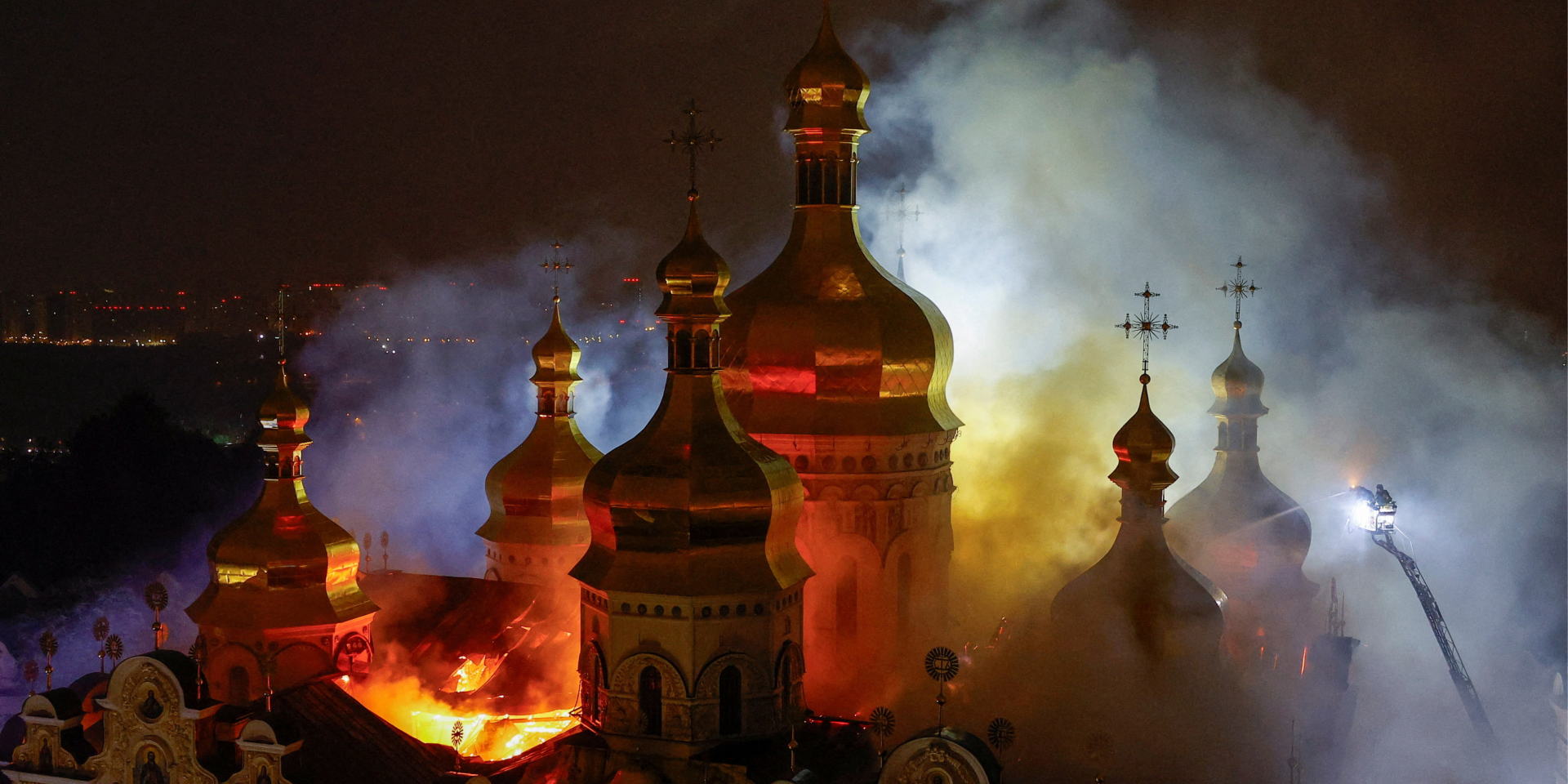 Россияне повредили дронами здание Киево-Печерской лавры (Фото: REUTERS/Valentyn Ogirenko)
