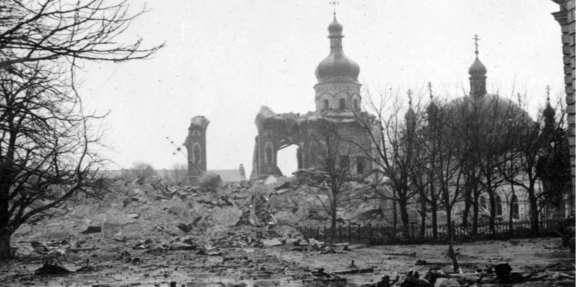 Остатки Успенского собора после взрыва 3 ноября 1941 года на фотографии, сделанной через полгода (Фото: Fortepan)
