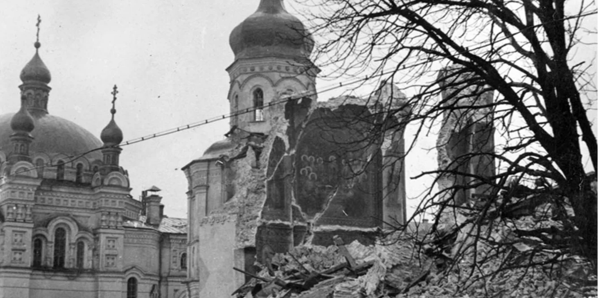 Рештки Успенського собору після вибуху 3 листопада 1941 на фото, зроблене через пів року (Фото: Fortepan)