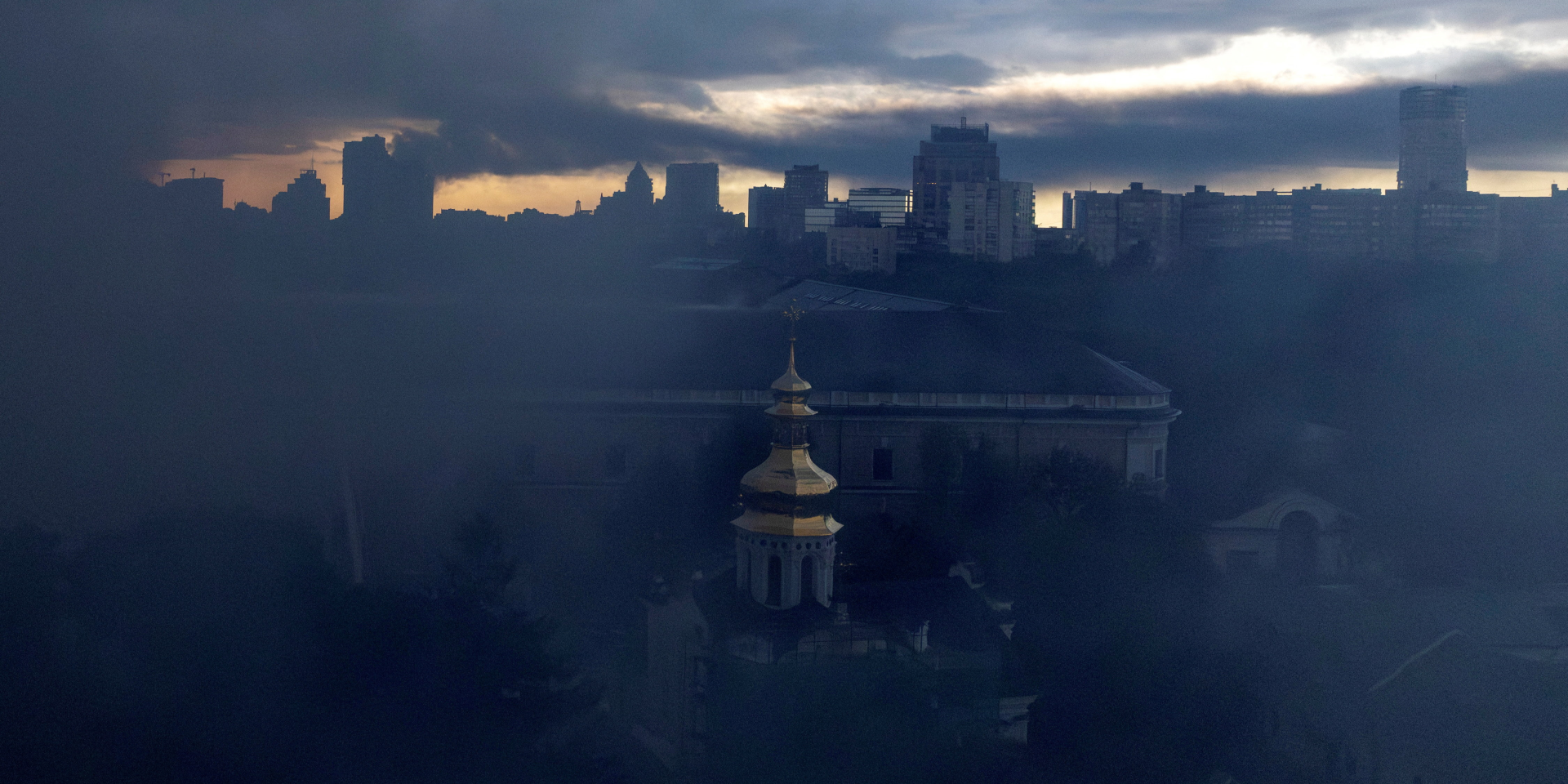 Дим над Києво-Печерською лаврою після російського удару (Фото: REUTERS/Thomas Peter)