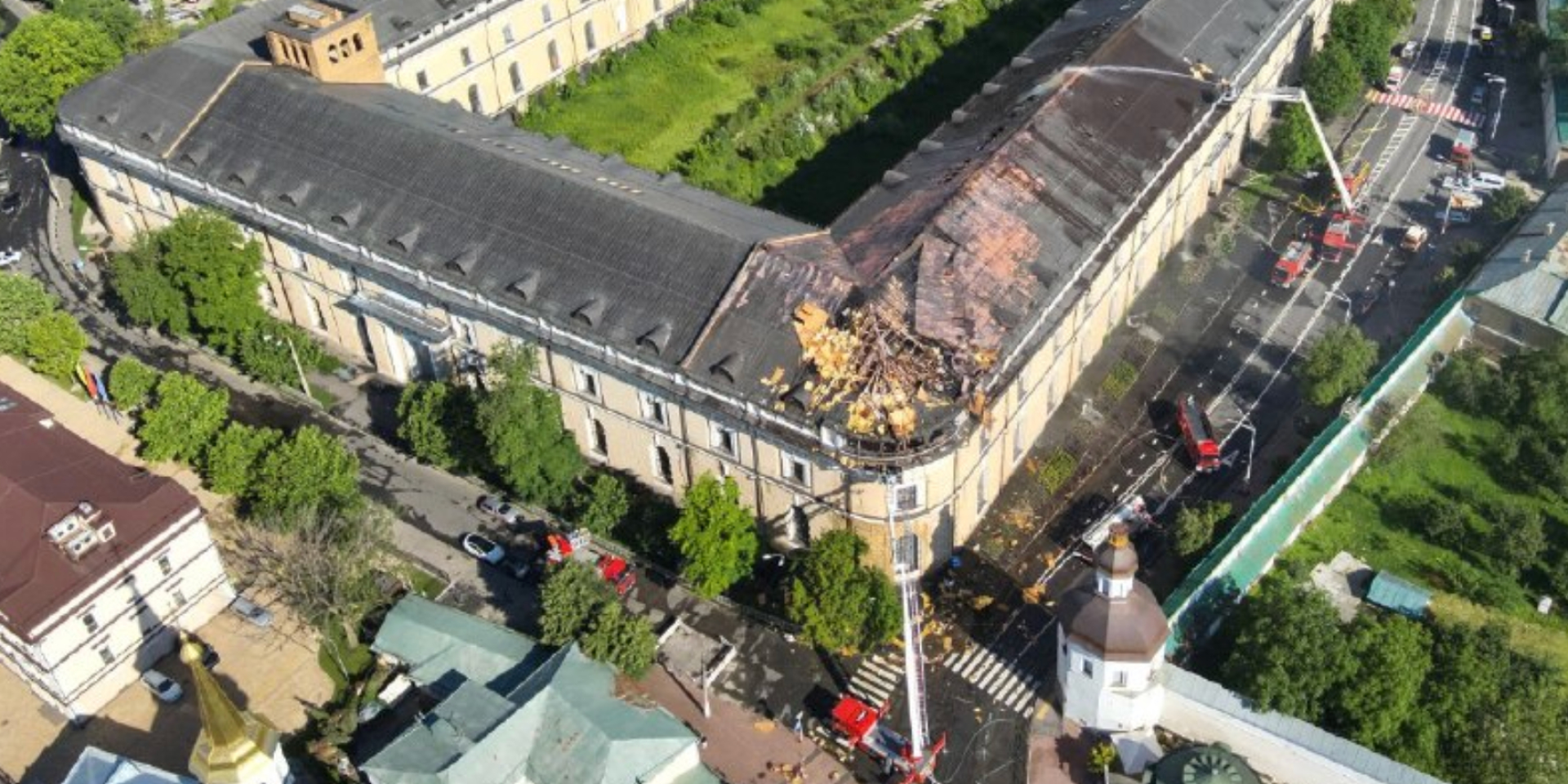 Рятувальники ліквідували пожежу на території Мистецького арсеналу (Фото: ДСНС)
