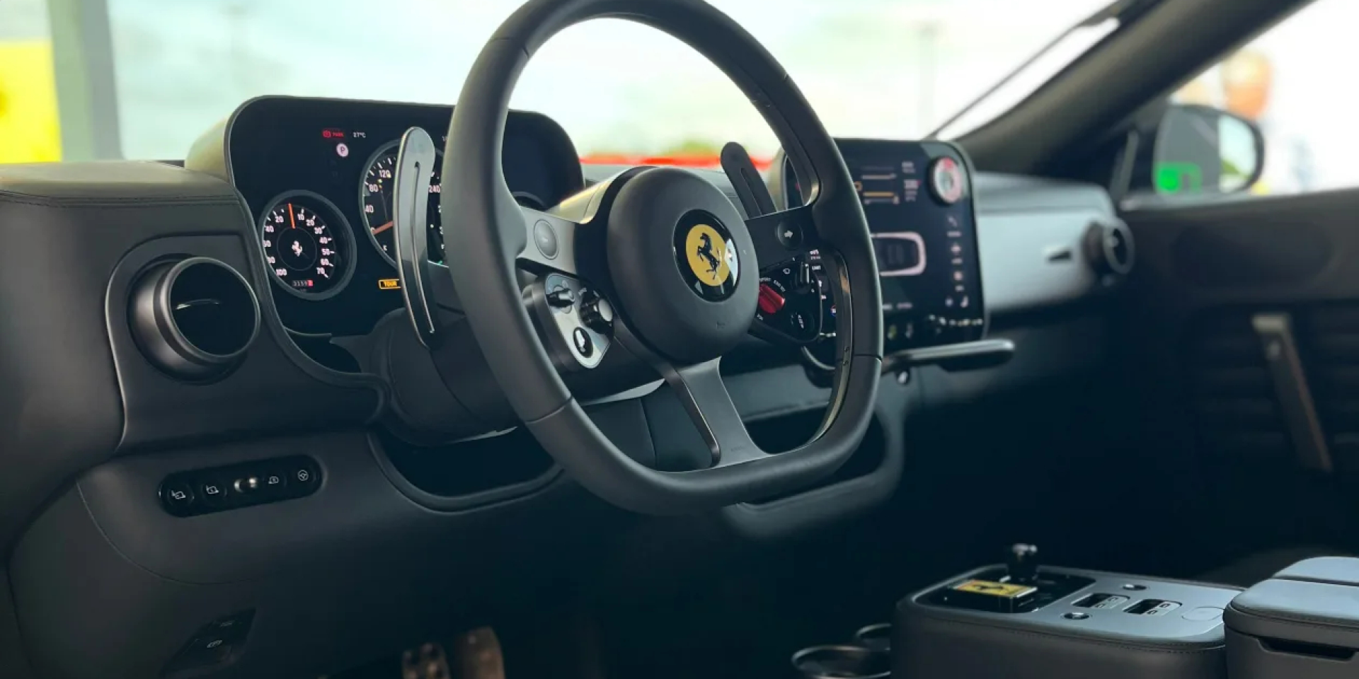 В Ferrari Luce установили традиционный руль (Фото: Ferrari)