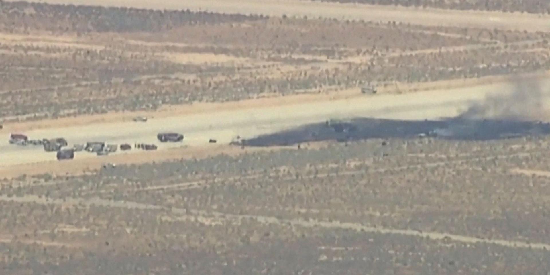 Smoke rises over the burned area of ​​Edwards Air Force Base after the crash of a B-52 bomber (Photo: ABC Affiliate KABC via REUTERS)