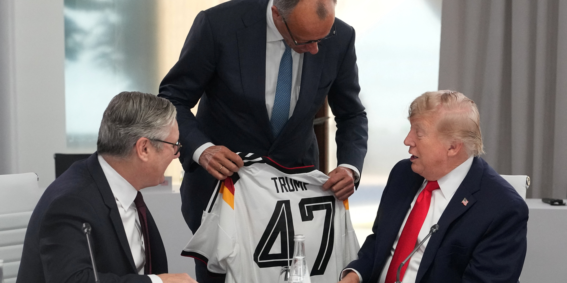 Трампу подарували футболку з його прізвищем та номером 47 (Фото: Thibault Camus/Pool via REUTERS)