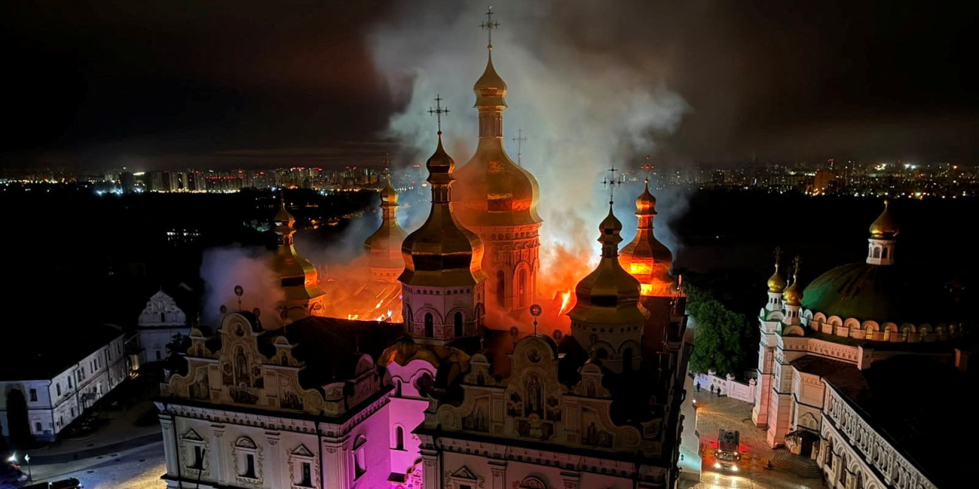 Пожежа на даху Успенського собору, яка виникла після російського удару дроном (Фото: Minister of Culture of Ukraine Tetyana Berezhna via Facebook/Handout via REUTERS)