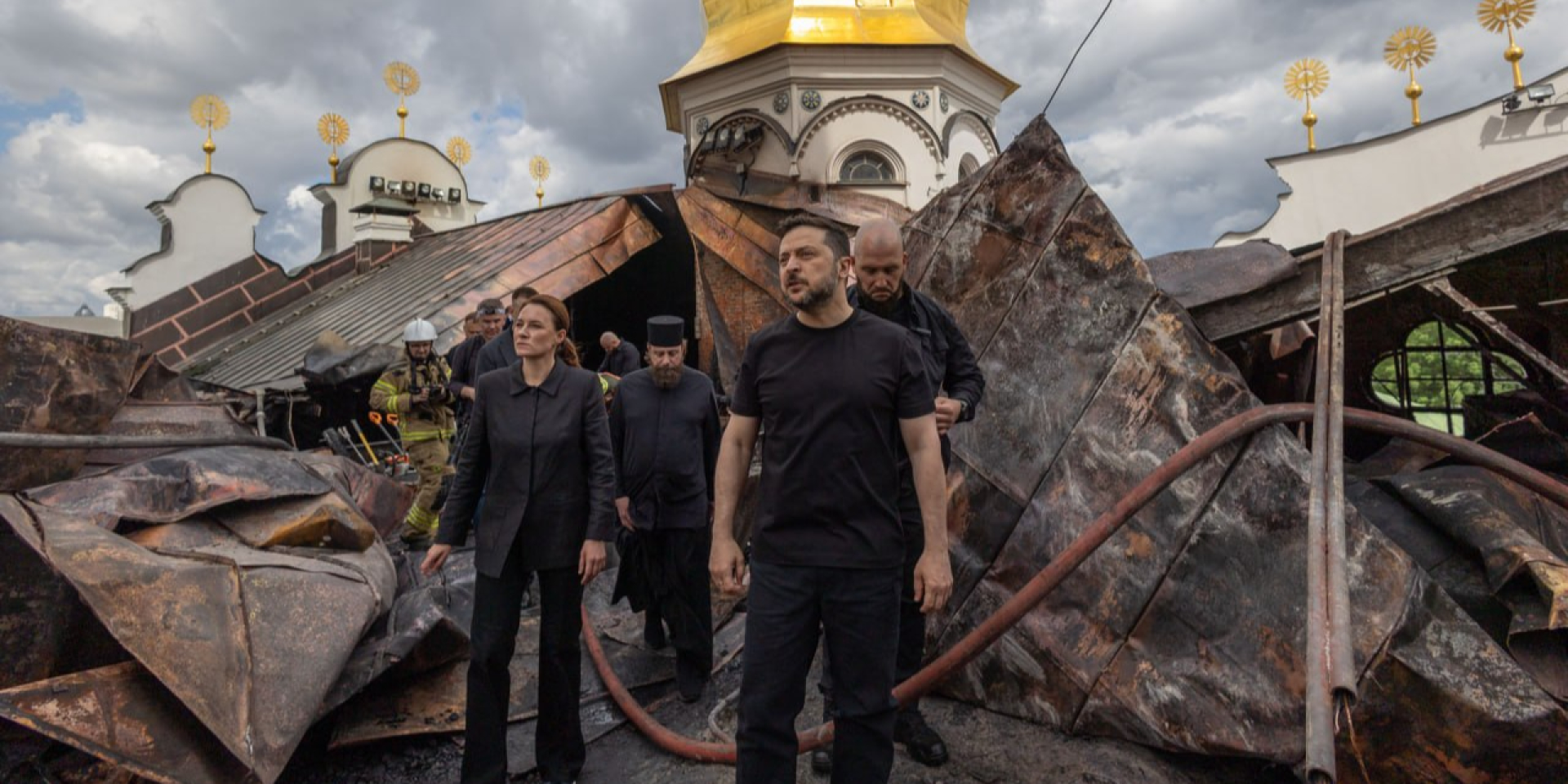Президент України Володимир Зеленський на&nbsp;даху пошкодженого собору Києво-Печерської Лаври (Фото: Офіс президента України)