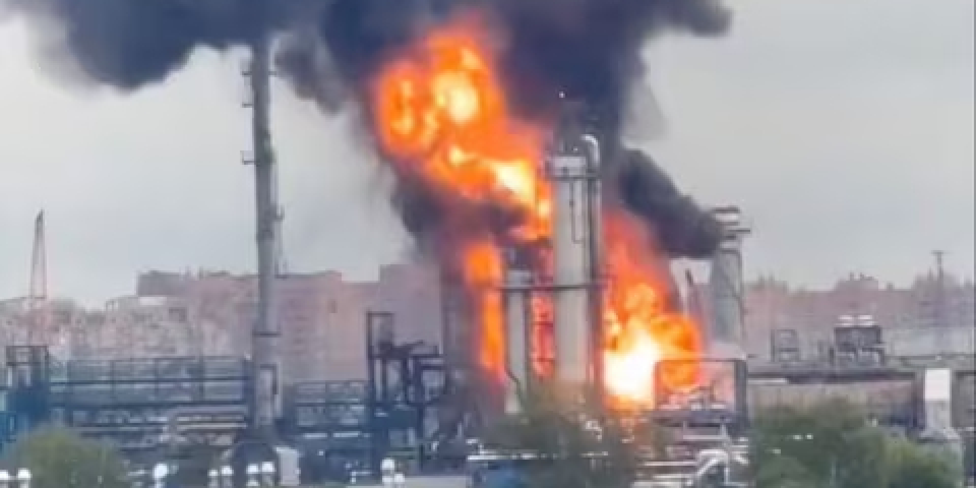 Пошкоджено ключову установку НПЗ у&nbsp;Москві, завод призупинив роботу (Фото: Social Media/via REUTERS)