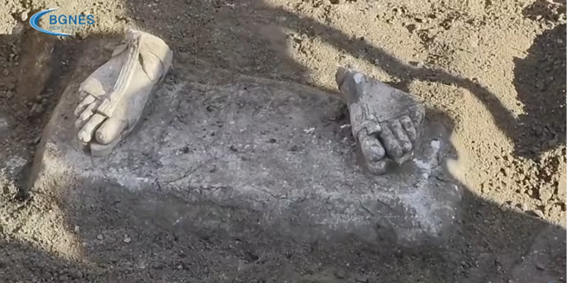 Взуття допомогло визначити, кому присвячена статуя (Фото: Скріншот відео Youtube / BGNES Agency)
