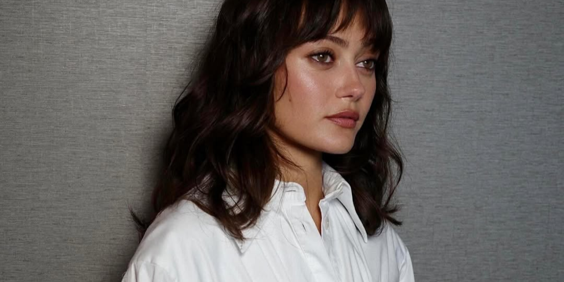 Особую изюминку стрижке средней длины придает мягкая челка (Фото: instagram.com/ella_purnell)